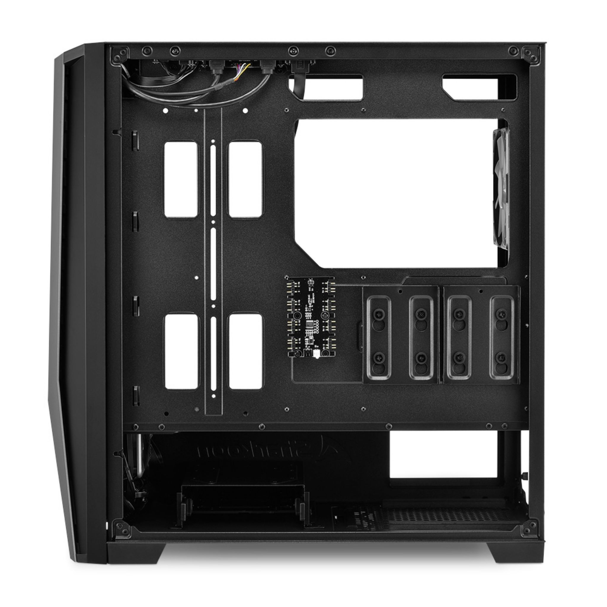 All'interno di un case per computer nero. Mostra la struttura interna con spazio per i componenti.