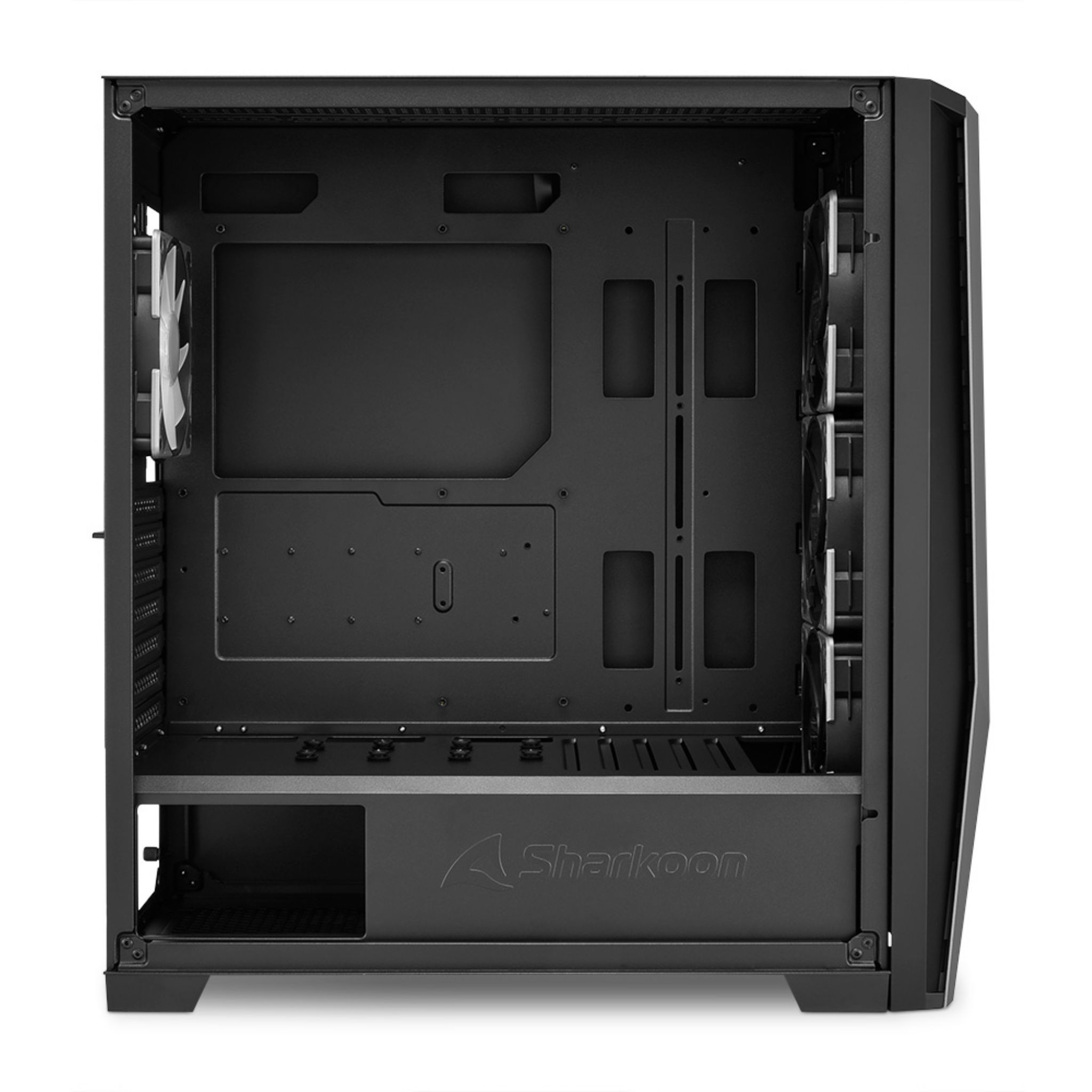 Interno del case nero. Sono visibili ventole, un logo Sharkoon e varie aperture.