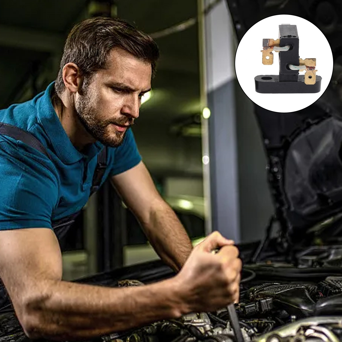 Mechaniker im blauen Hemd arbeitet an einem Automotor, Nahaufnahme eines Autoteils.