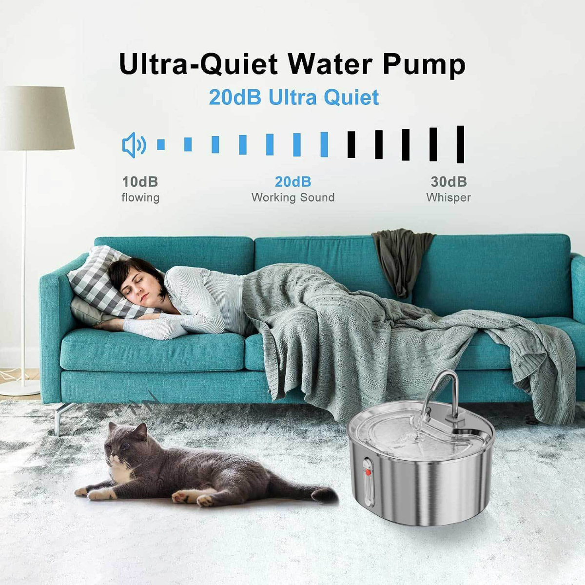 Eine Frau schläft auf einem Sofa, eine Katze liegt in der Nähe. Eine Wasserpumpe steht am Boden.