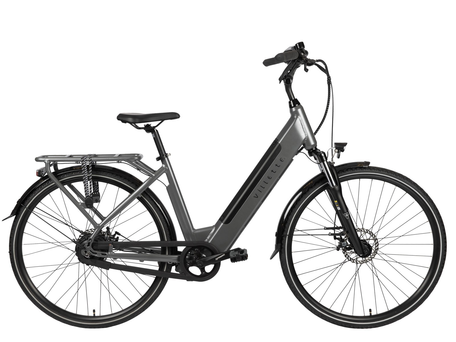 Grijze elektrische fiets met zwarte banden en een bagagerek. De fiets staat op een witte achtergrond.