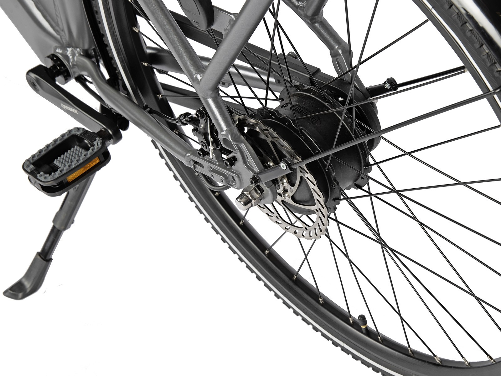 Close-up van het achterwiel van een fiets, met het rem- en versnellingsmechanisme.