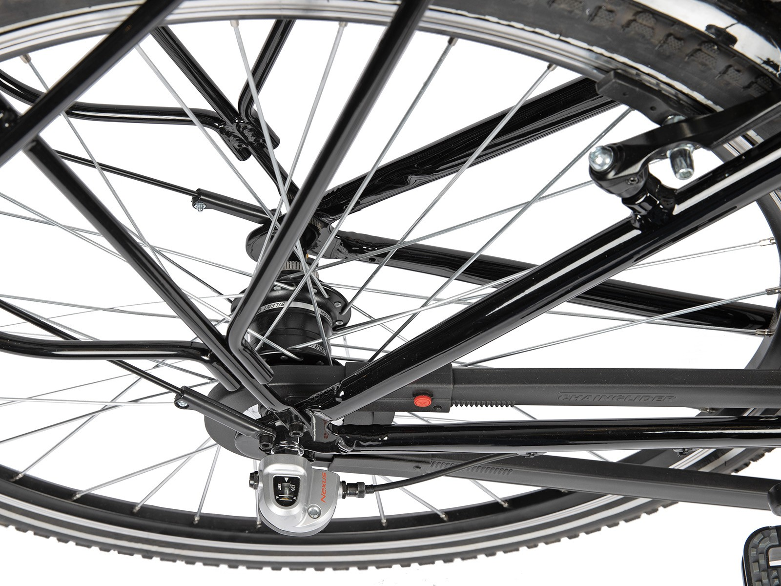 Deel van een fietswiel met een zwart rek en metalen onderdelen.