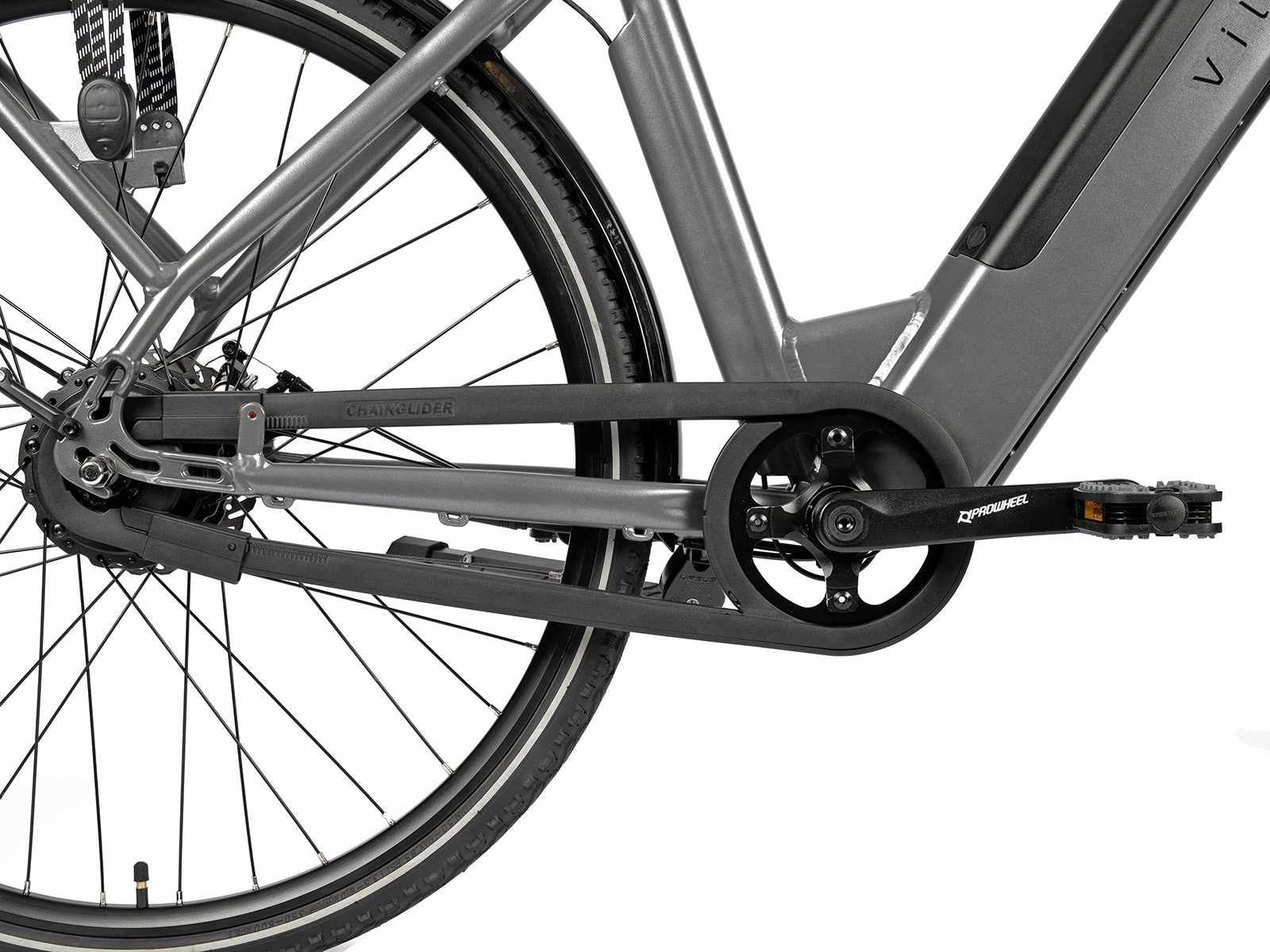 Close-up van het achterwiel, de ketting en de versnellingen van een fiets. Donkere kettingspanner en zwarte achterband.