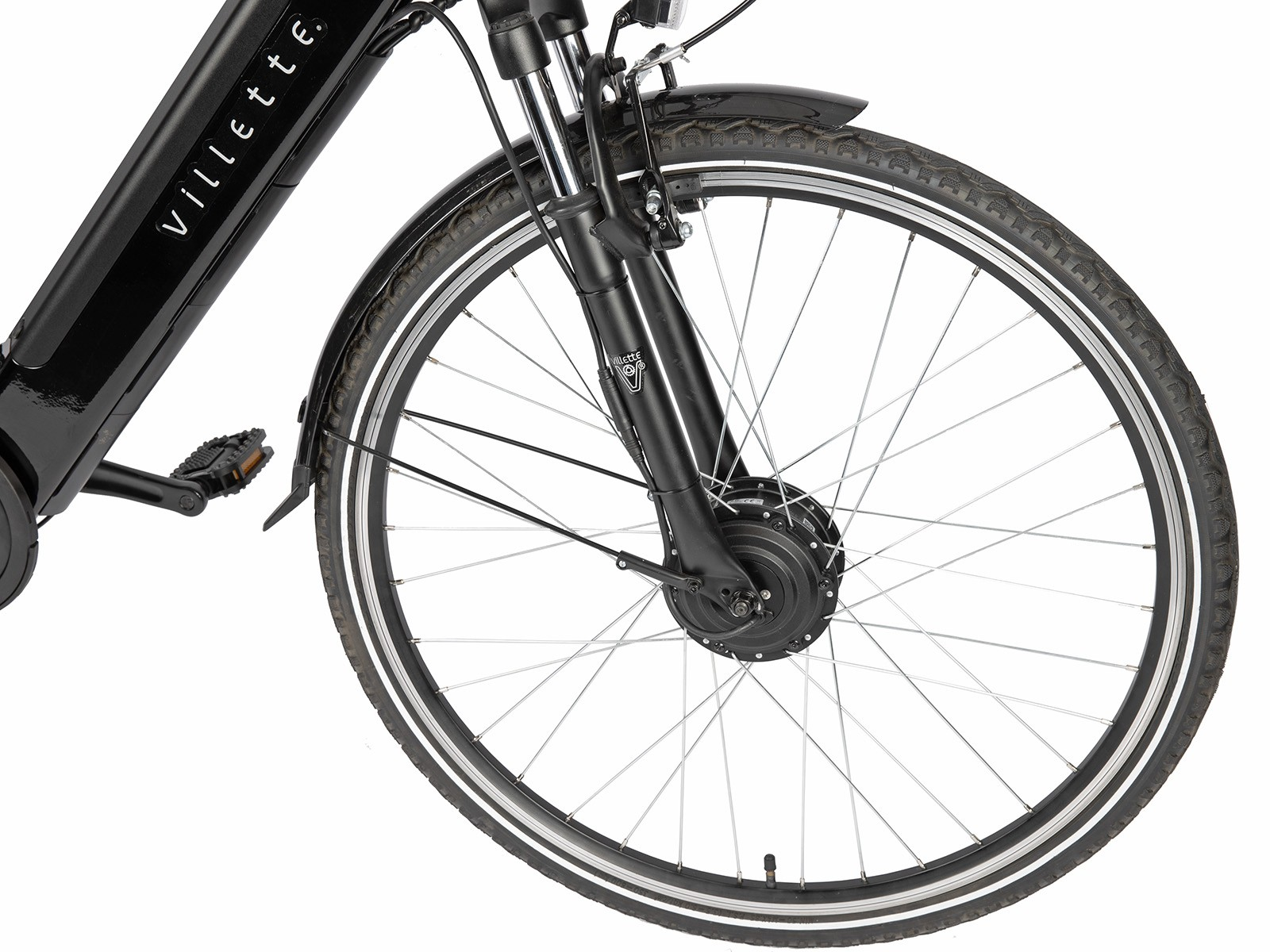 Close-up van een zwart elektrisch fietswiel en band, met een deel van het fietsframe zichtbaar op een witte achtergrond.
