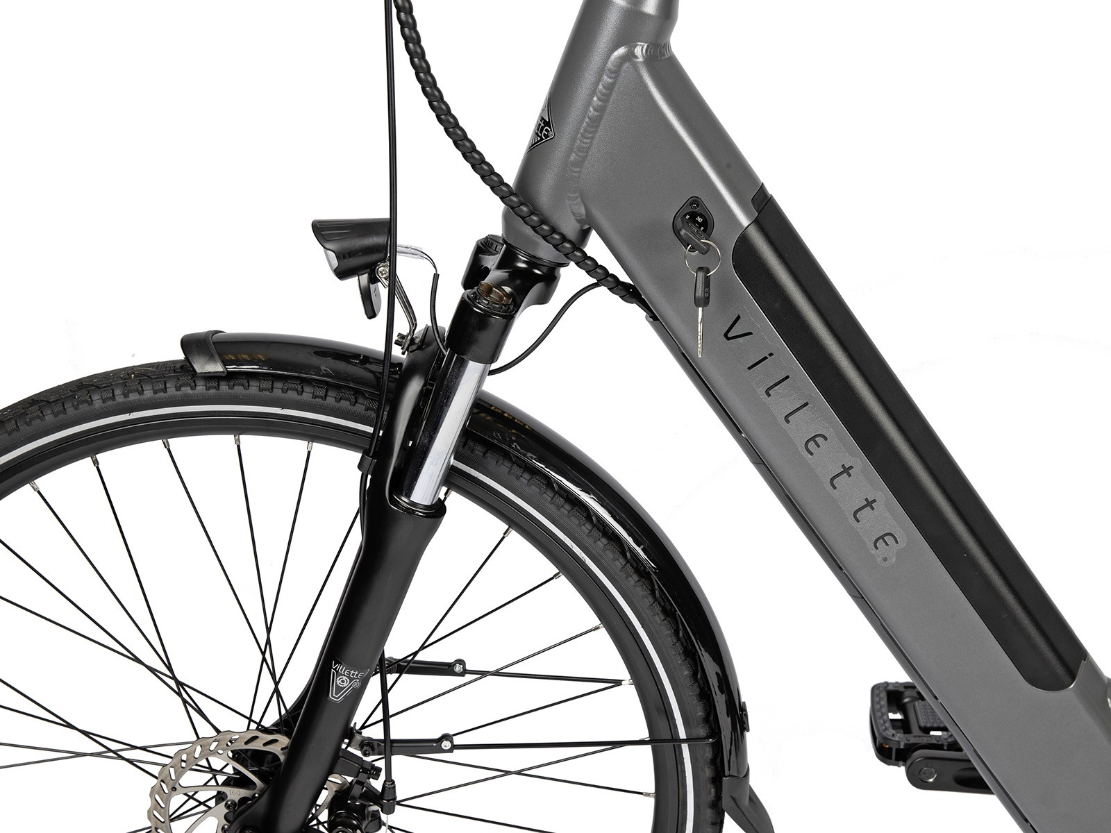 Close-up van een grijze fiets met een zwart voorwiel, spatbord en Villette-branding.