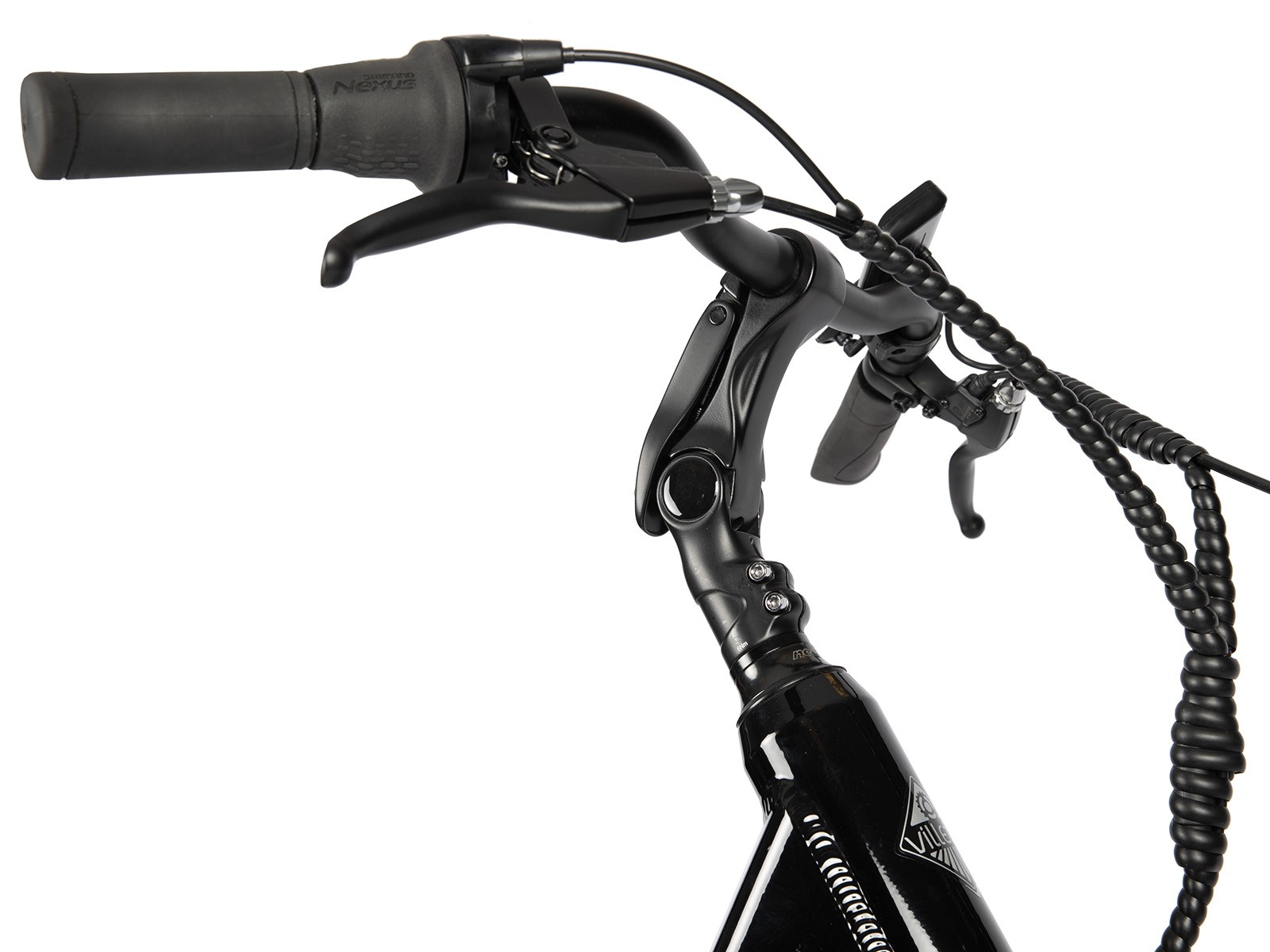 Close-up van een zwart fietsstuur met bedieningselementen en kabels.