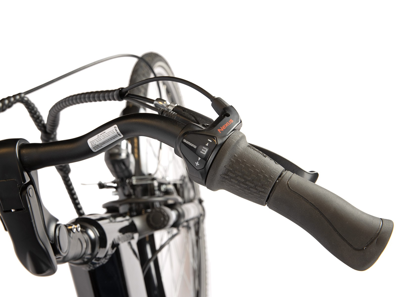 Close-up van een fietsstuur met een versnellingspook, zwarte handvatten en een deel van de fiets.