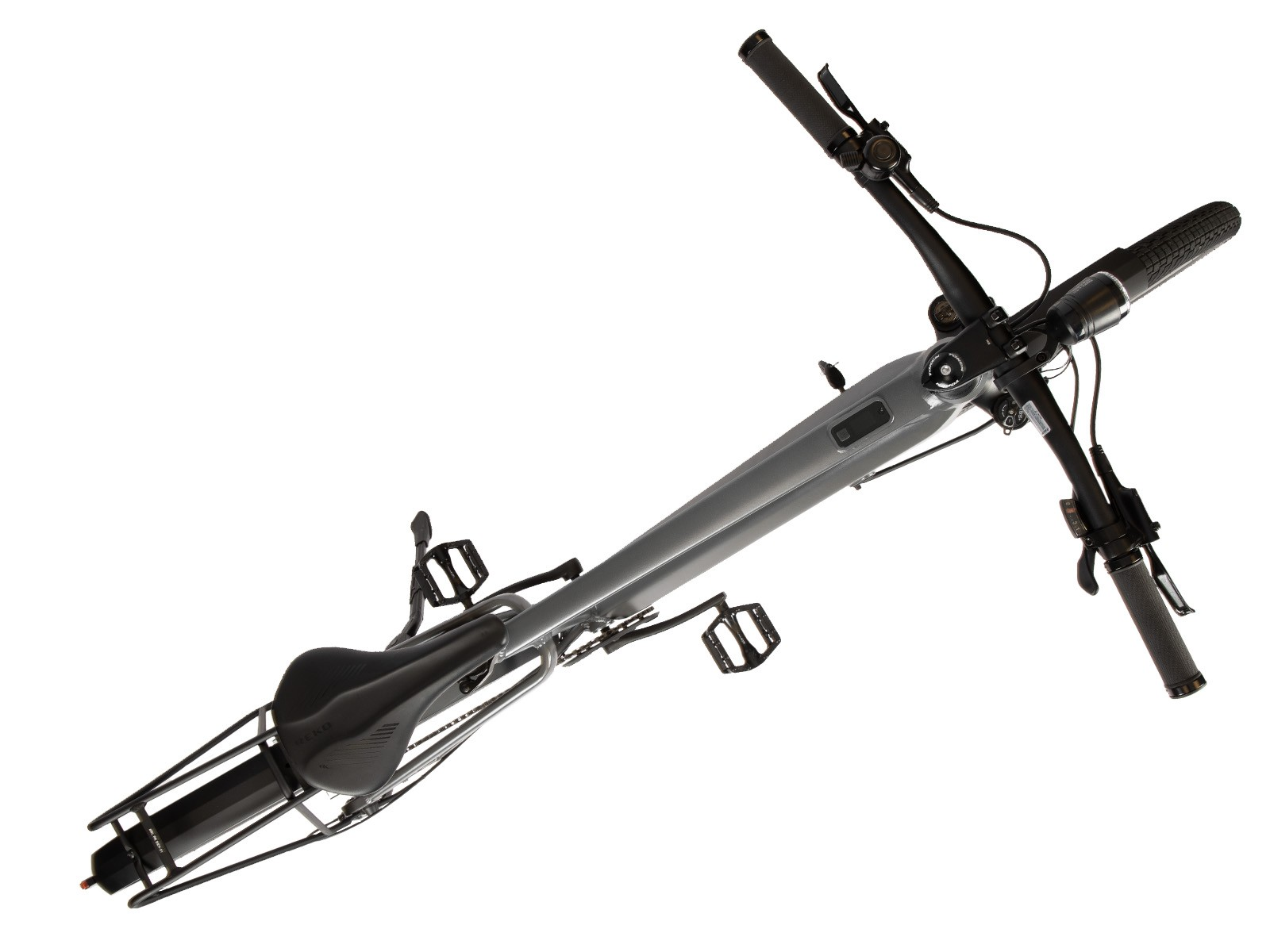 Ein graues, zusammenklappbares Elektrofahrrad mit schwarzen Reifen und Komponenten auf weißem Grund.