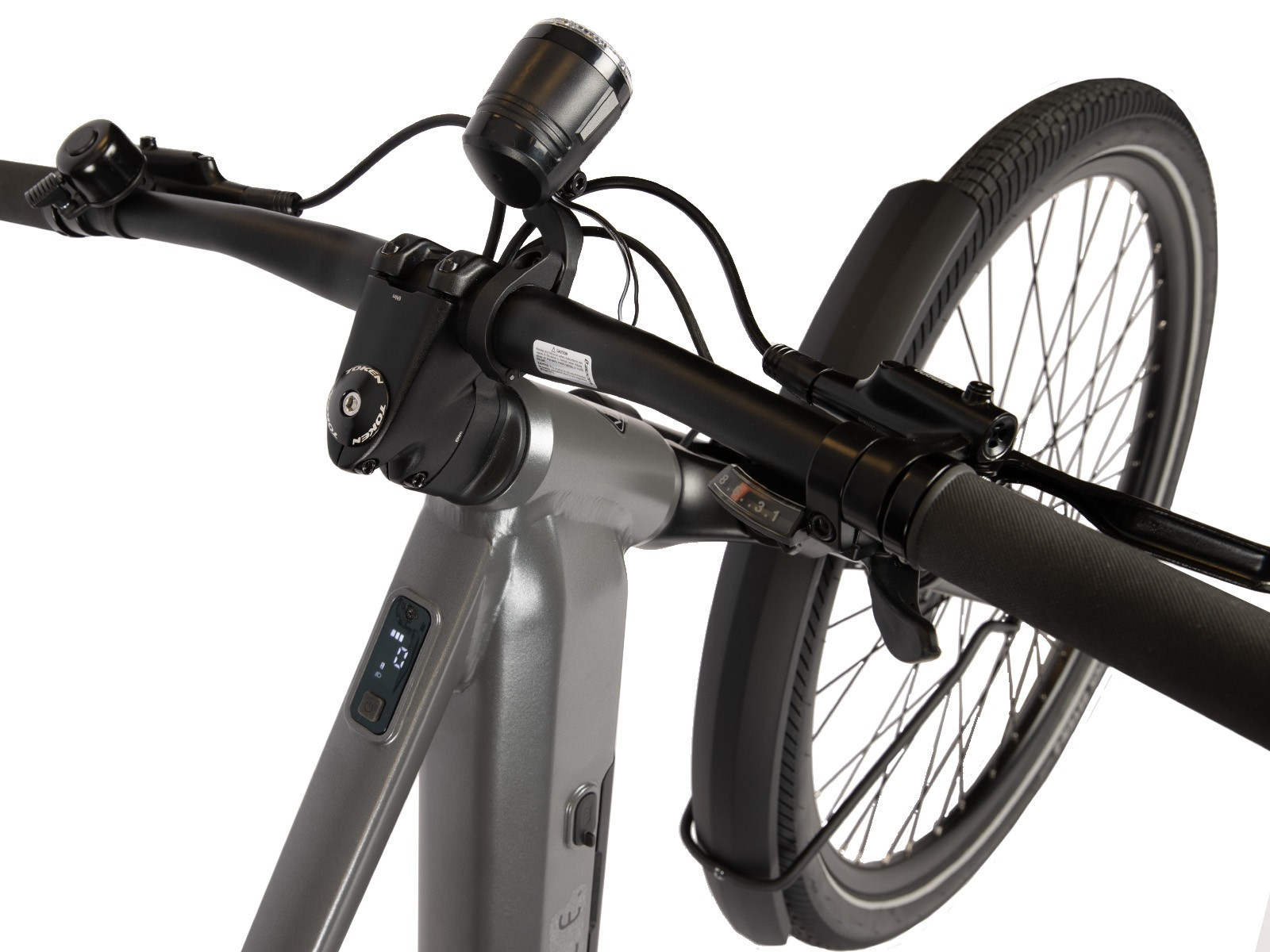 Nahaufnahme eines Fahrradlenkers mit Licht und Display. Das Fahrrad ist grau mit schwarzen Akzenten.