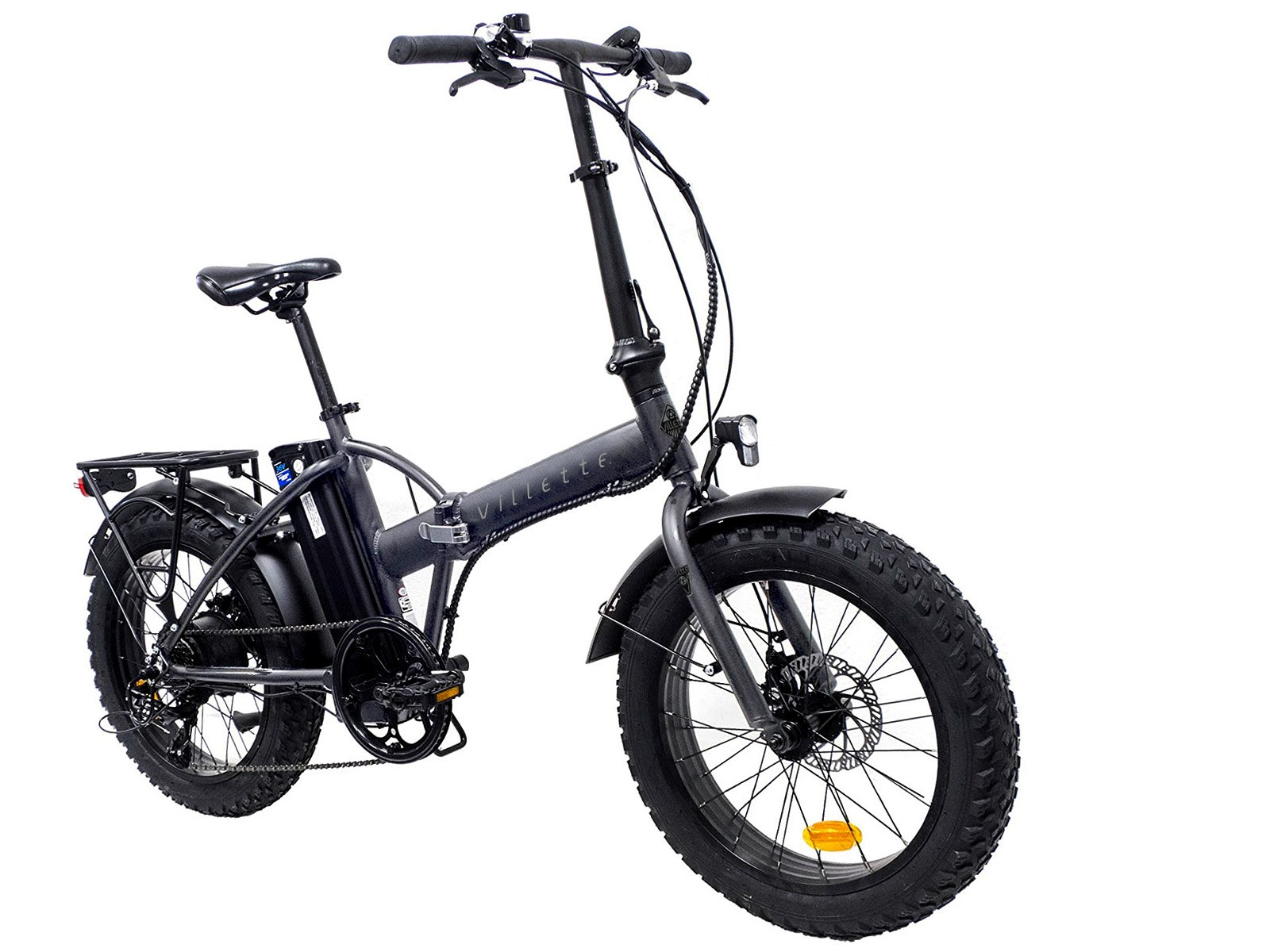 Graues Elektrofahrrad auf weißem Hintergrund. Es hat einen schwarzen Rahmen und dicke Reifen.