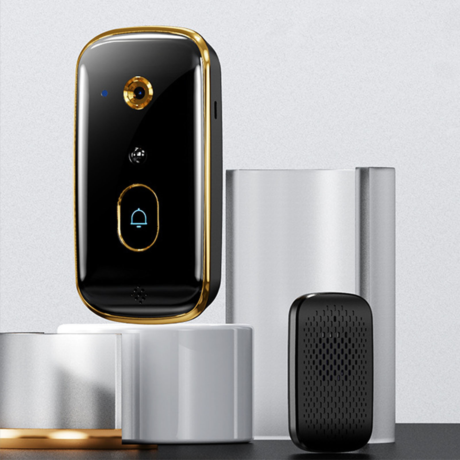 Schwarze und goldene Türklingel mit Lautsprecher. Es ist auf einer weißen und goldenen Oberfläche.