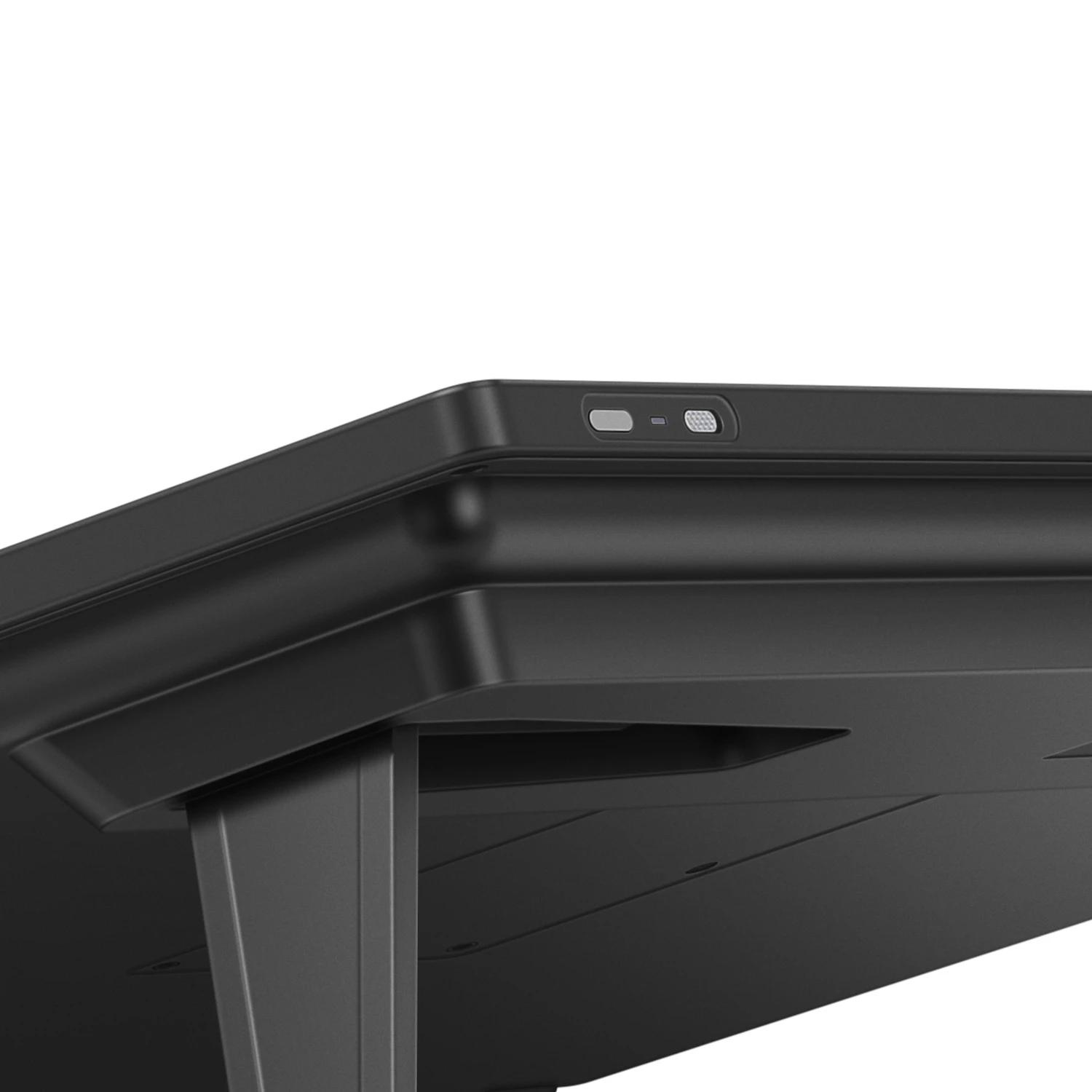 Primo piano dell'angolo di un dispositivo nero. Ha pulsanti e un bordo curvo.