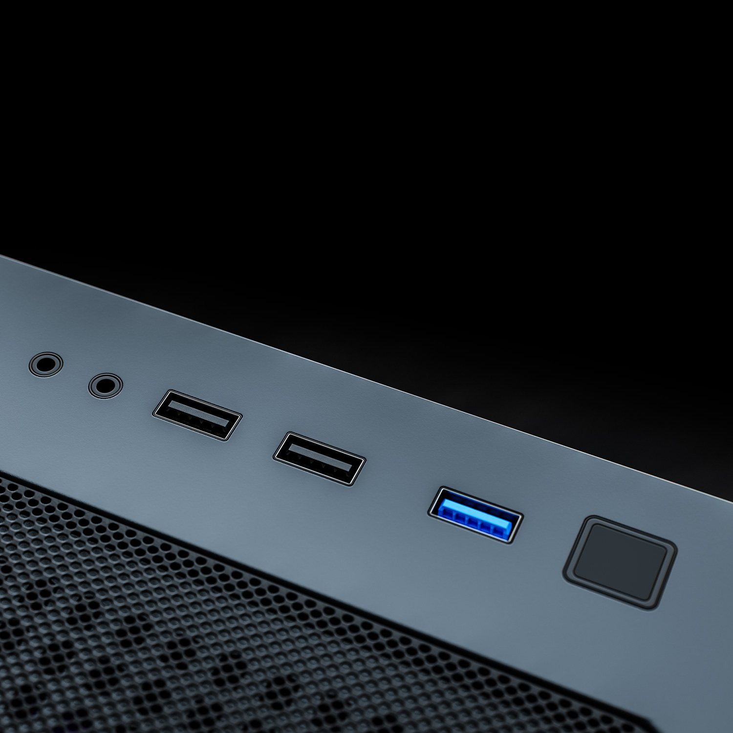 Nahaufnahme eines Computergehäuses mit USB-Anschlüssen, Audioanschlüssen und einem Netzschalter, alles in Dunkelgrau.