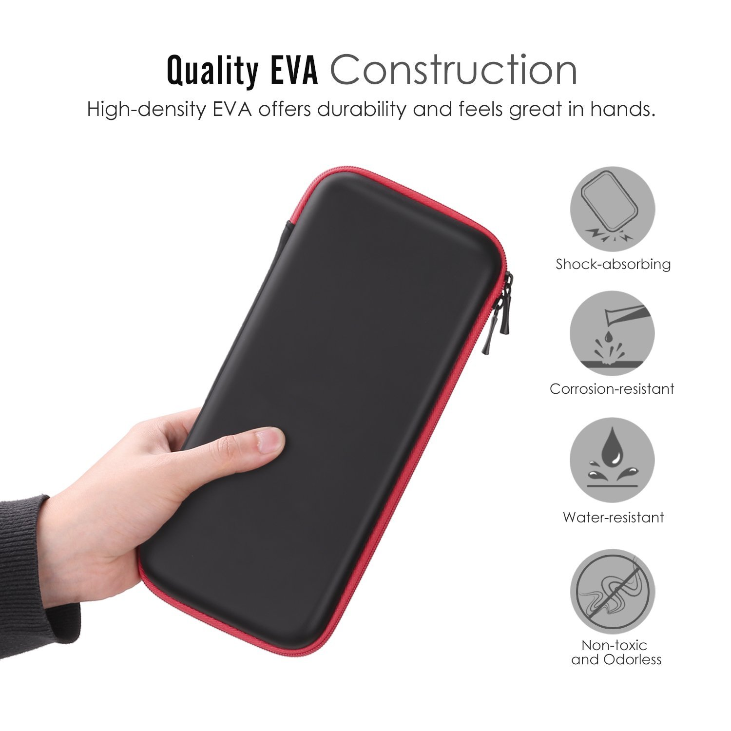 Schwarzes und rotes EVA-Etui, gehalten von einer Hand. Zeigt Illustrationen für Stoß, Korrosion, Wasser und ungiftig.