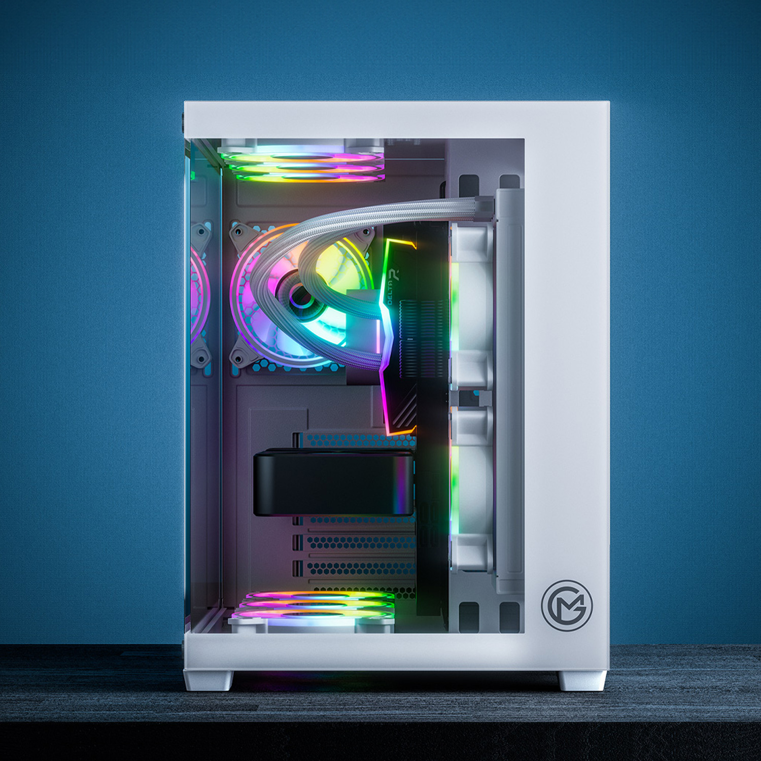 Weißes Computergehäuse mit Regenbogen-LED-Leuchten im Inneren. Schwarze Komponenten sichtbar, auf blauem Hintergrund.