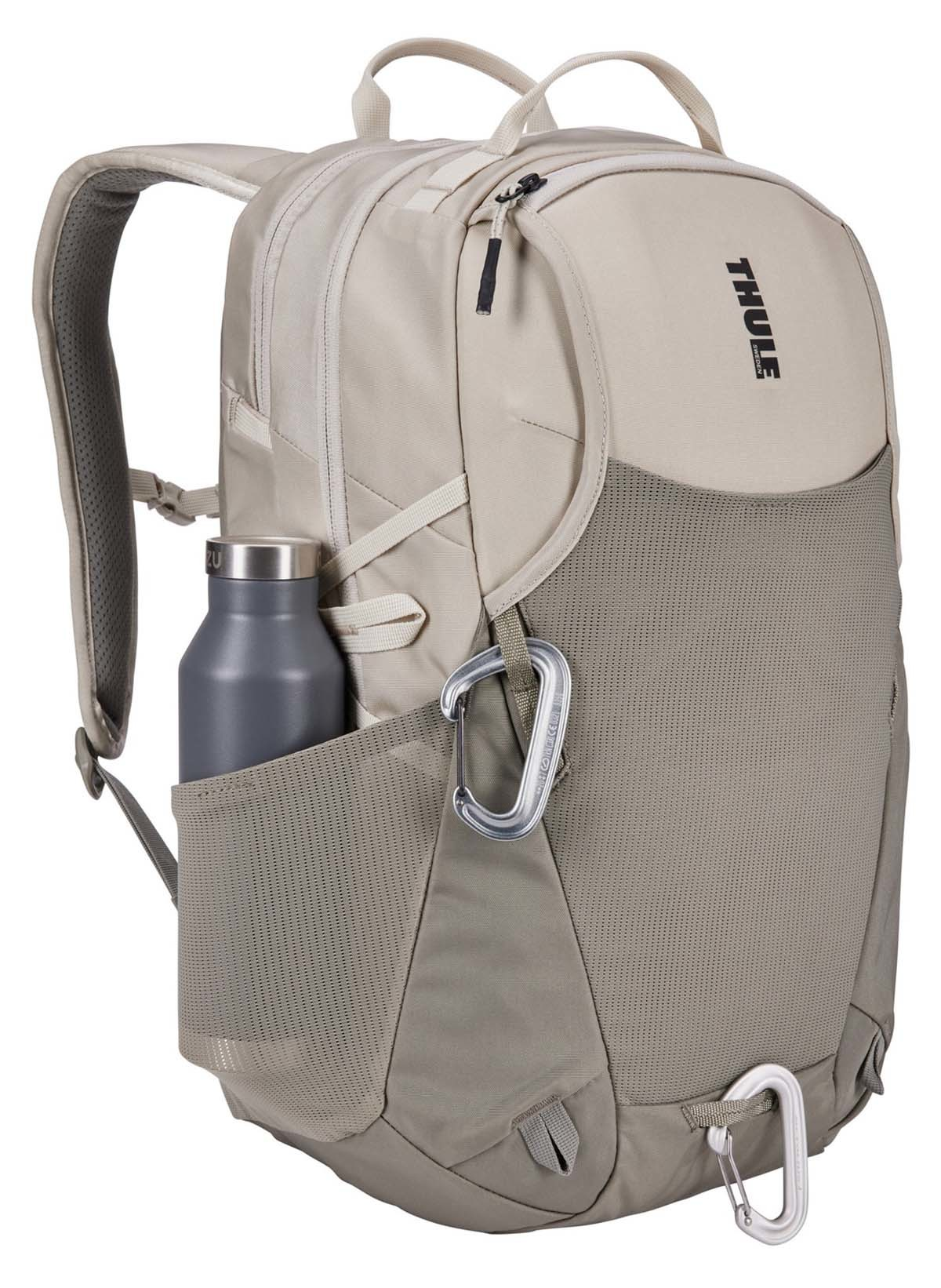 Rucksack mit einer Wasserflasche in der Seitentasche. Er ist grau und hellbraun.