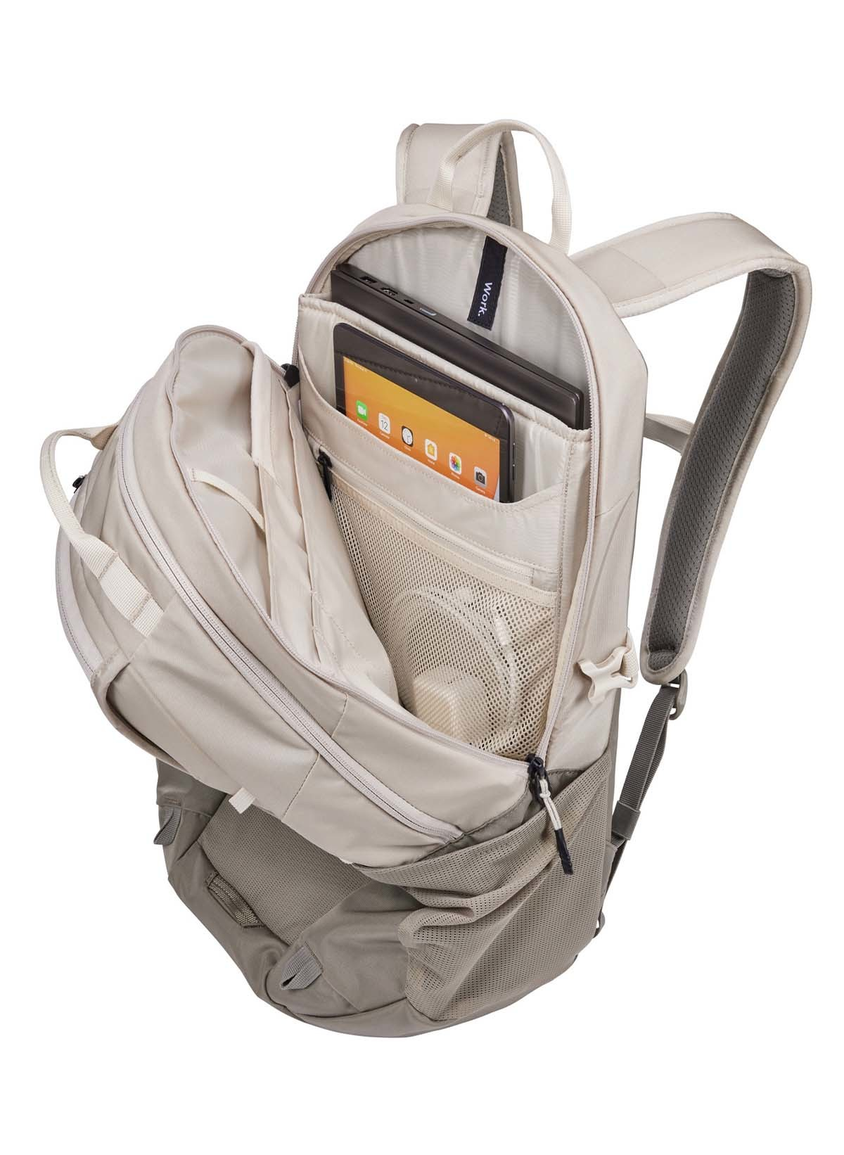 Offener beiger Rucksack mit Tablet. Sichtbare Netztasche und Seitentaschen.