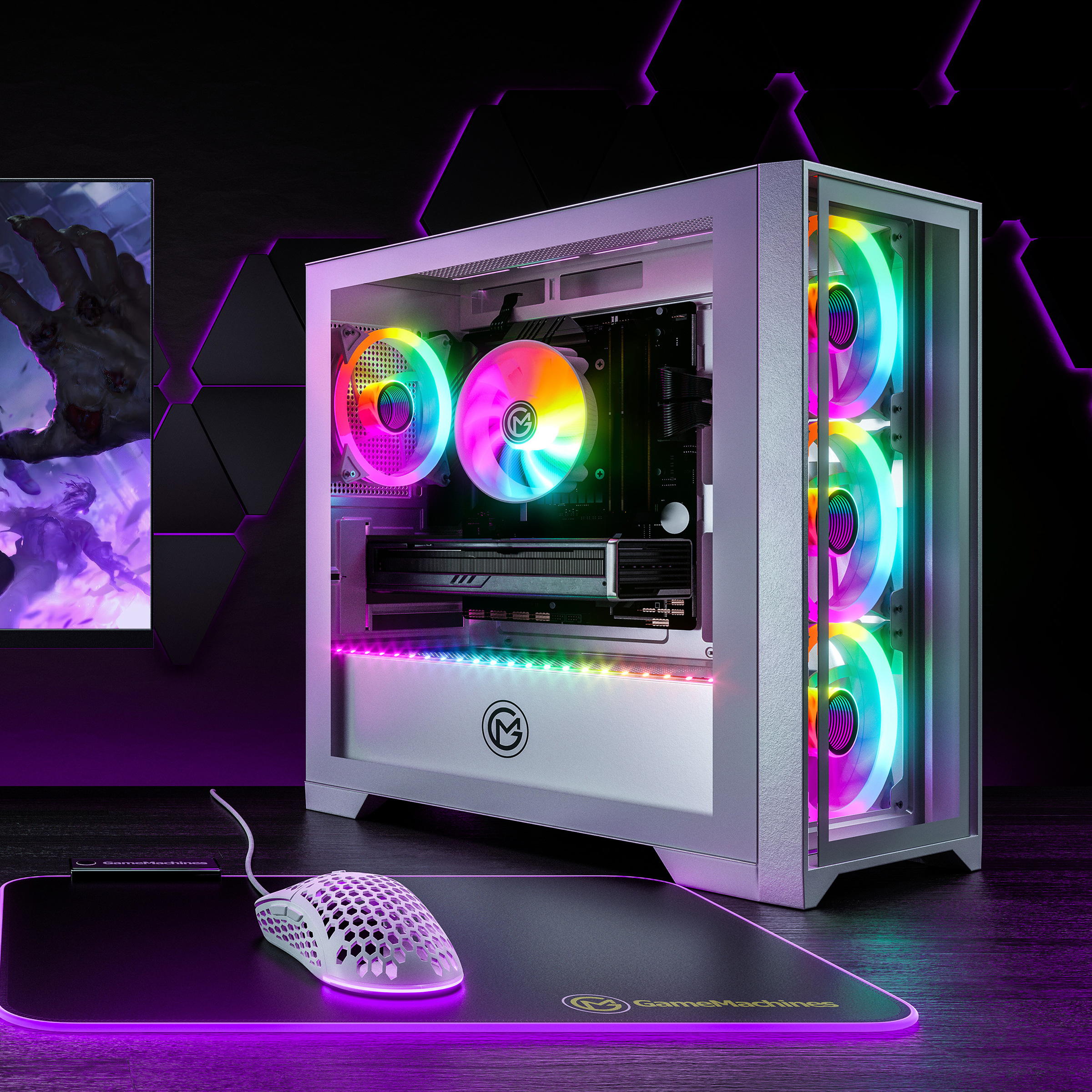 Gaming-Computergehäuse mit bunten Lichtern, Maus und Mauspad auf einem Tisch.