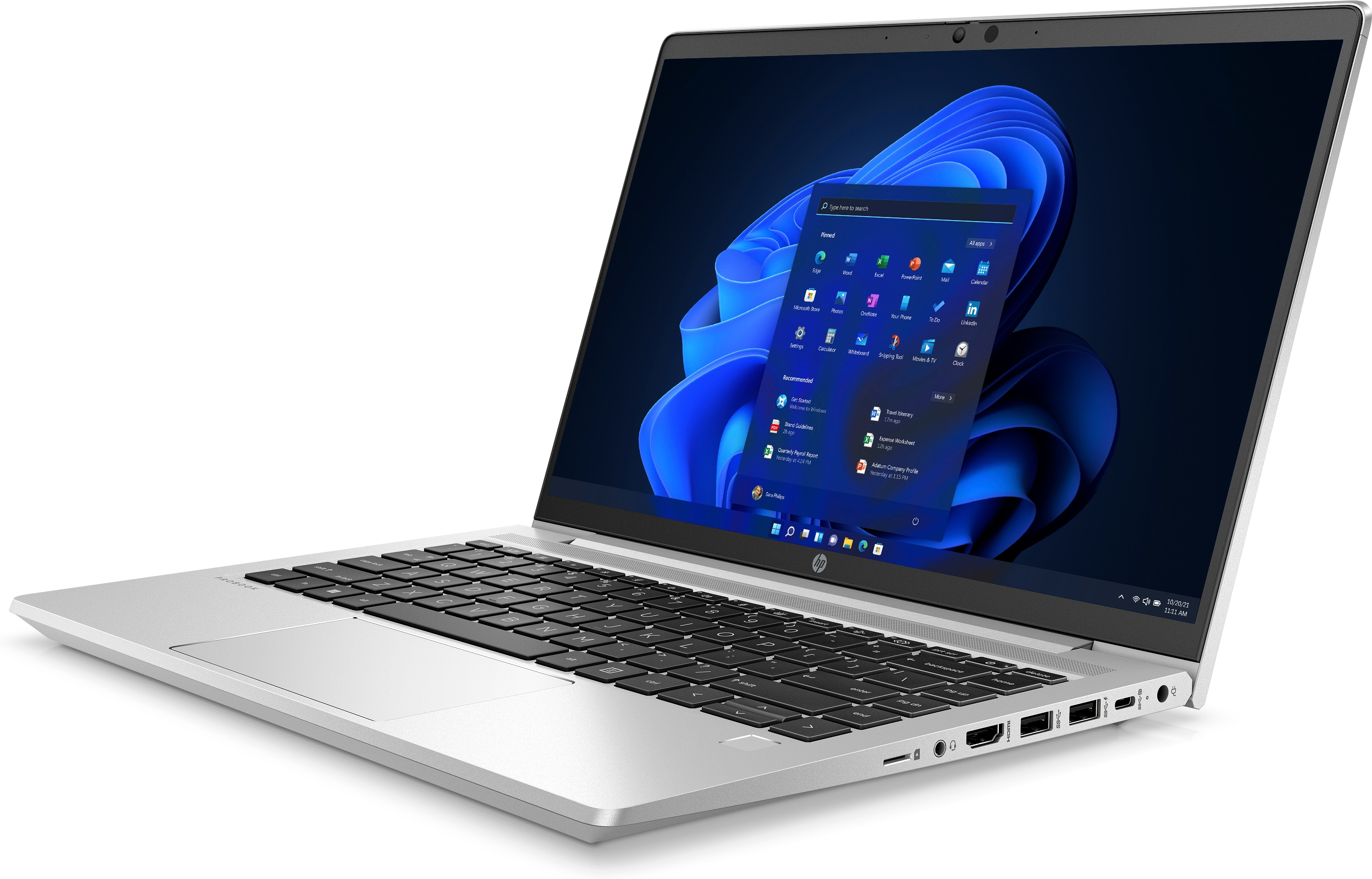 Een zilverkleurige laptop met een open scherm waarop de Windows 11-interface wordt weergegeven. Het toetsenbord is zichtbaar.