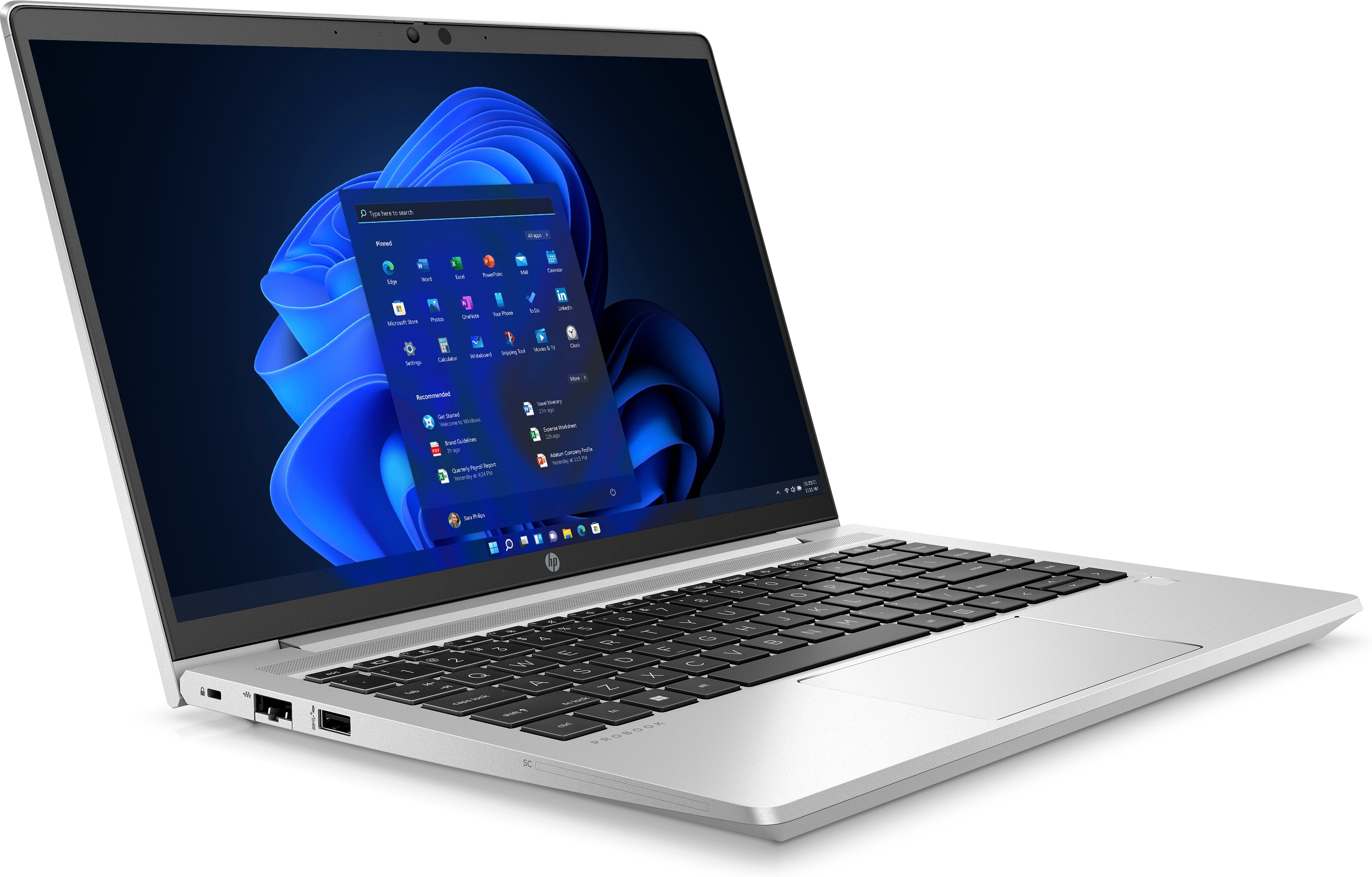 Zilveren laptop open op een tafel, met een Windows-interface op het scherm.