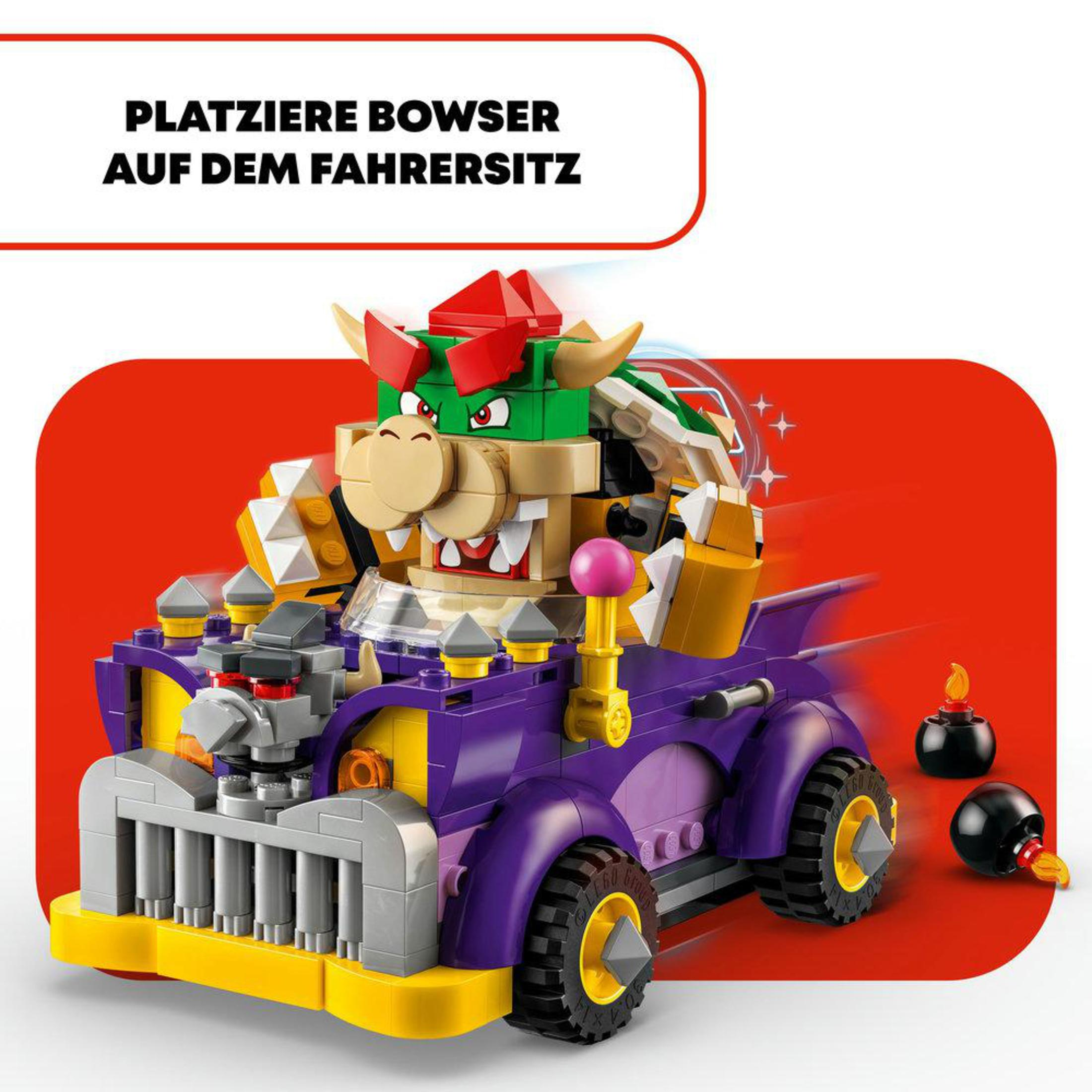 Bowser w samochodzie, zestaw LEGO. Samochód jest fioletowy i żółty. Dwie czarne bomby obok.
