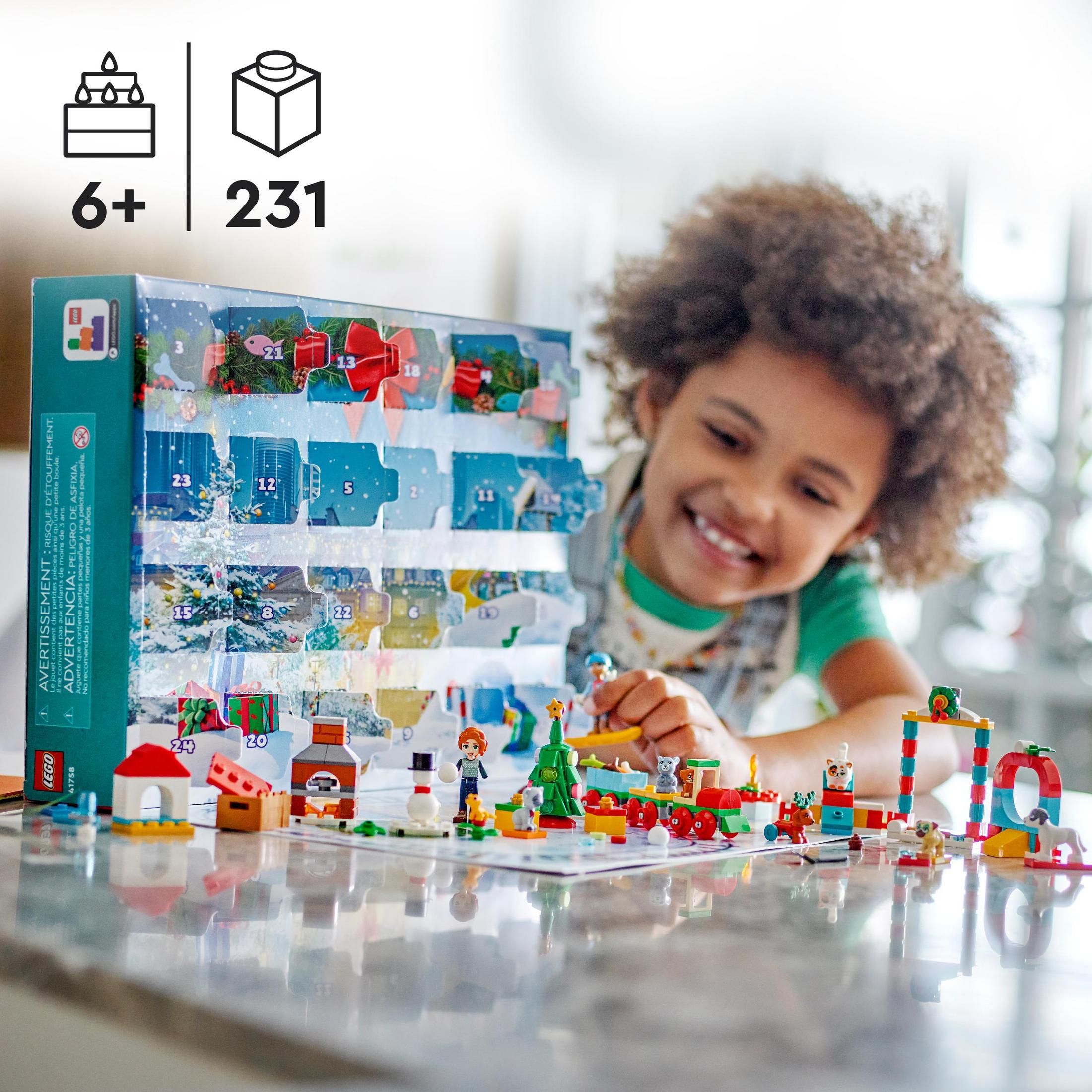 Een meisje lacht naar een Lego adventskalender met kleine Lego figuren.