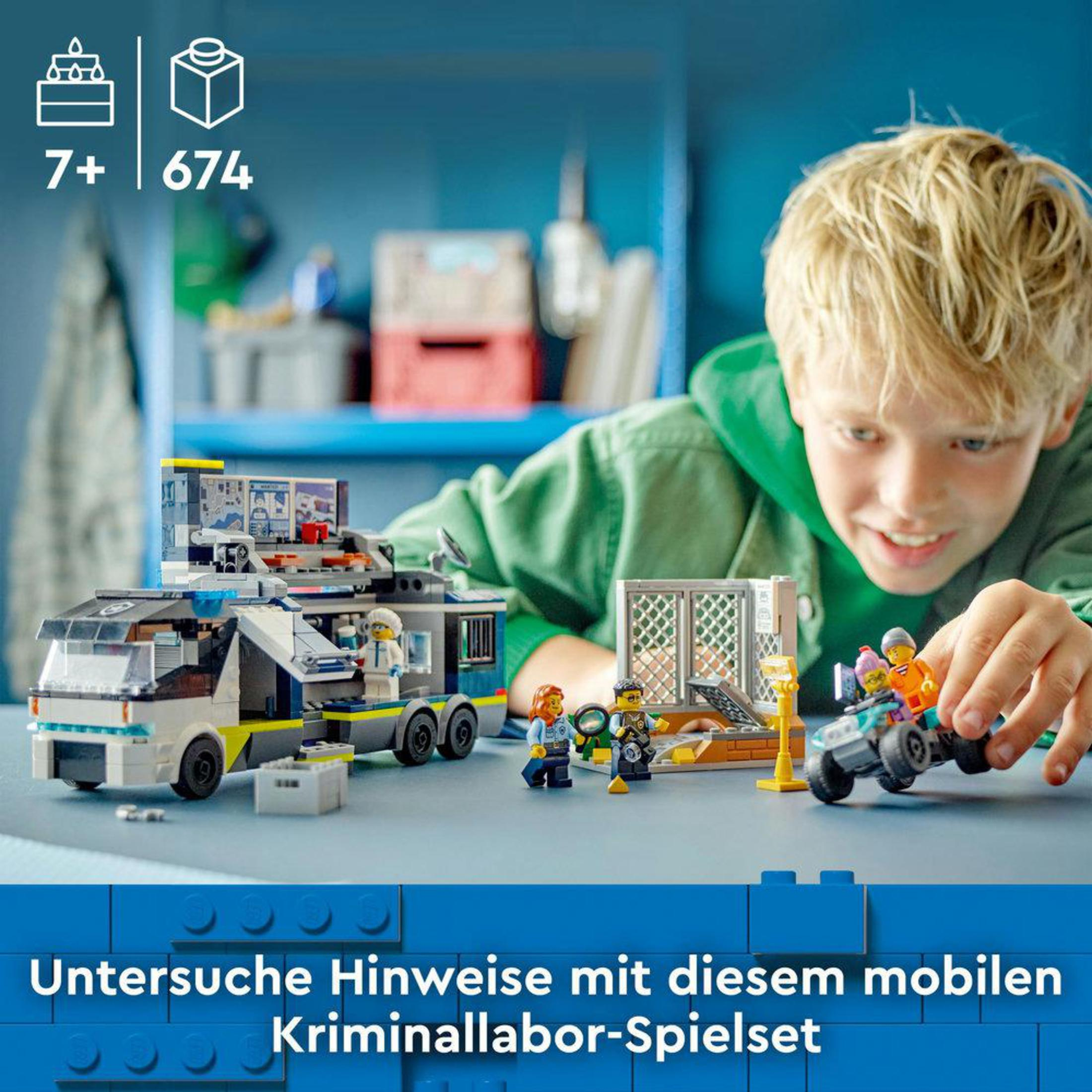 Un niño jugando con un set de Lego. Se ve un camión Lego azul y minifiguras.