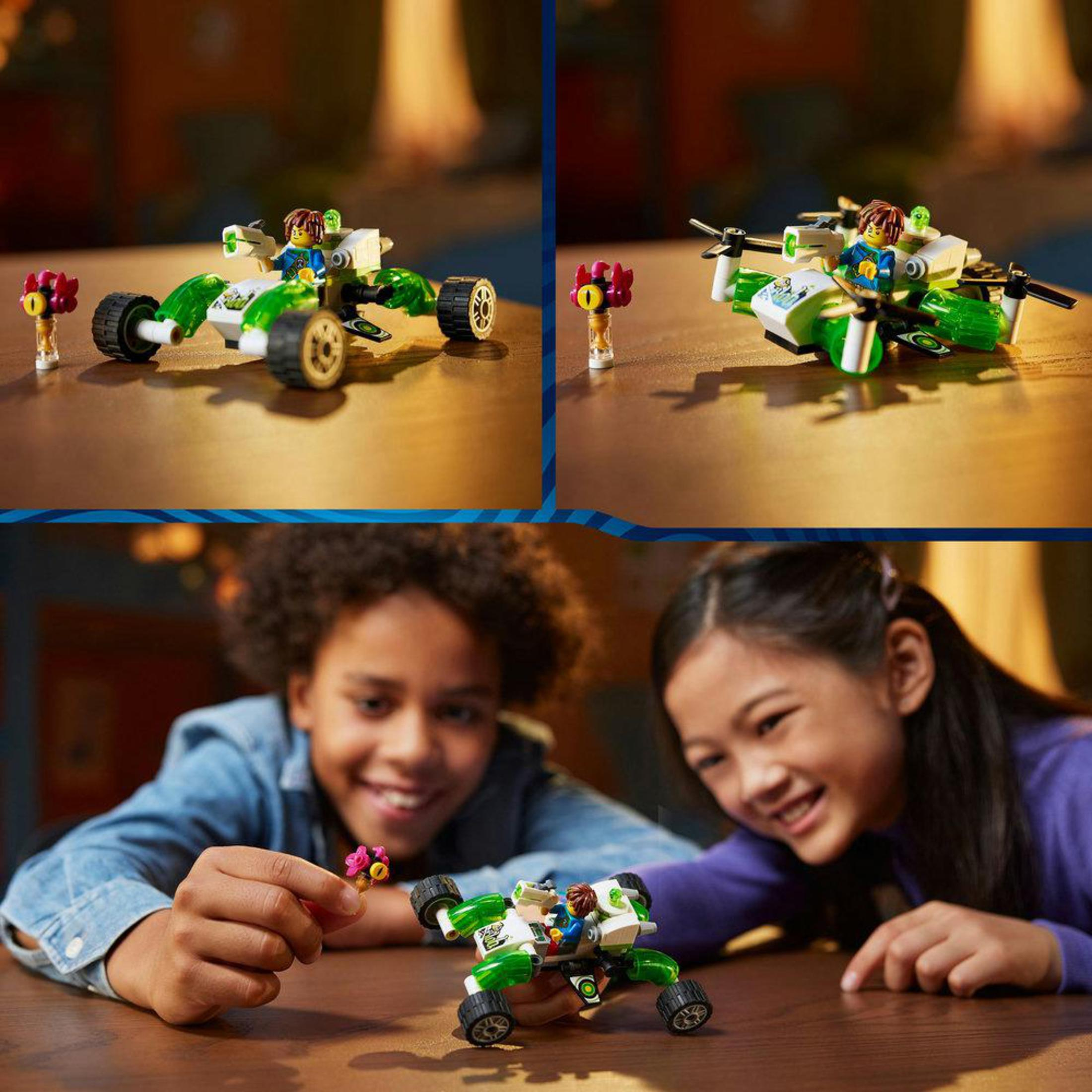 Kinder spielen mit LEGO-Fahrzeugen. Grün-weißes Auto und eine kleine gelbe Blume.