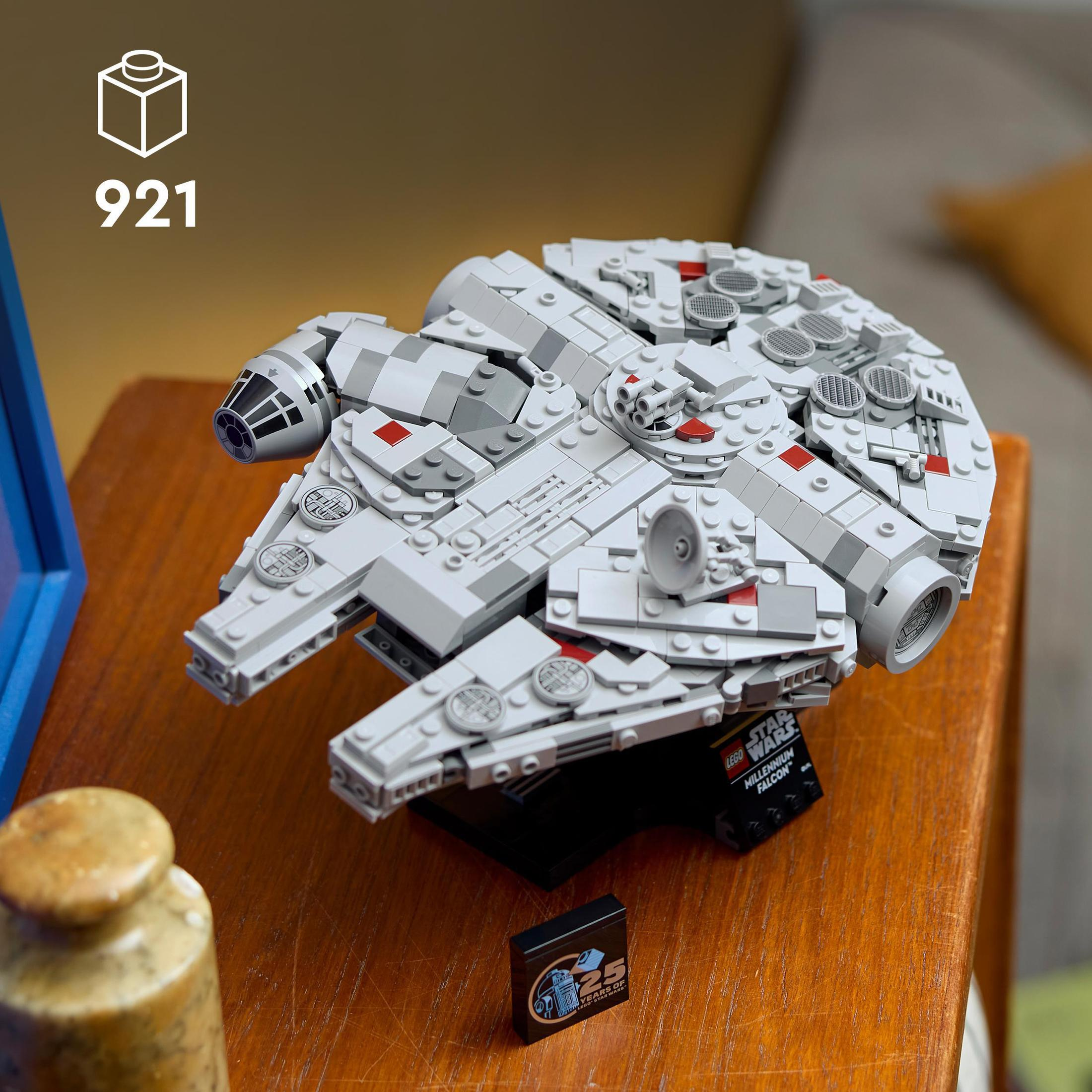Model Lego Star Wars Millennium Falcon na drewnianym stole z akcesoriami.