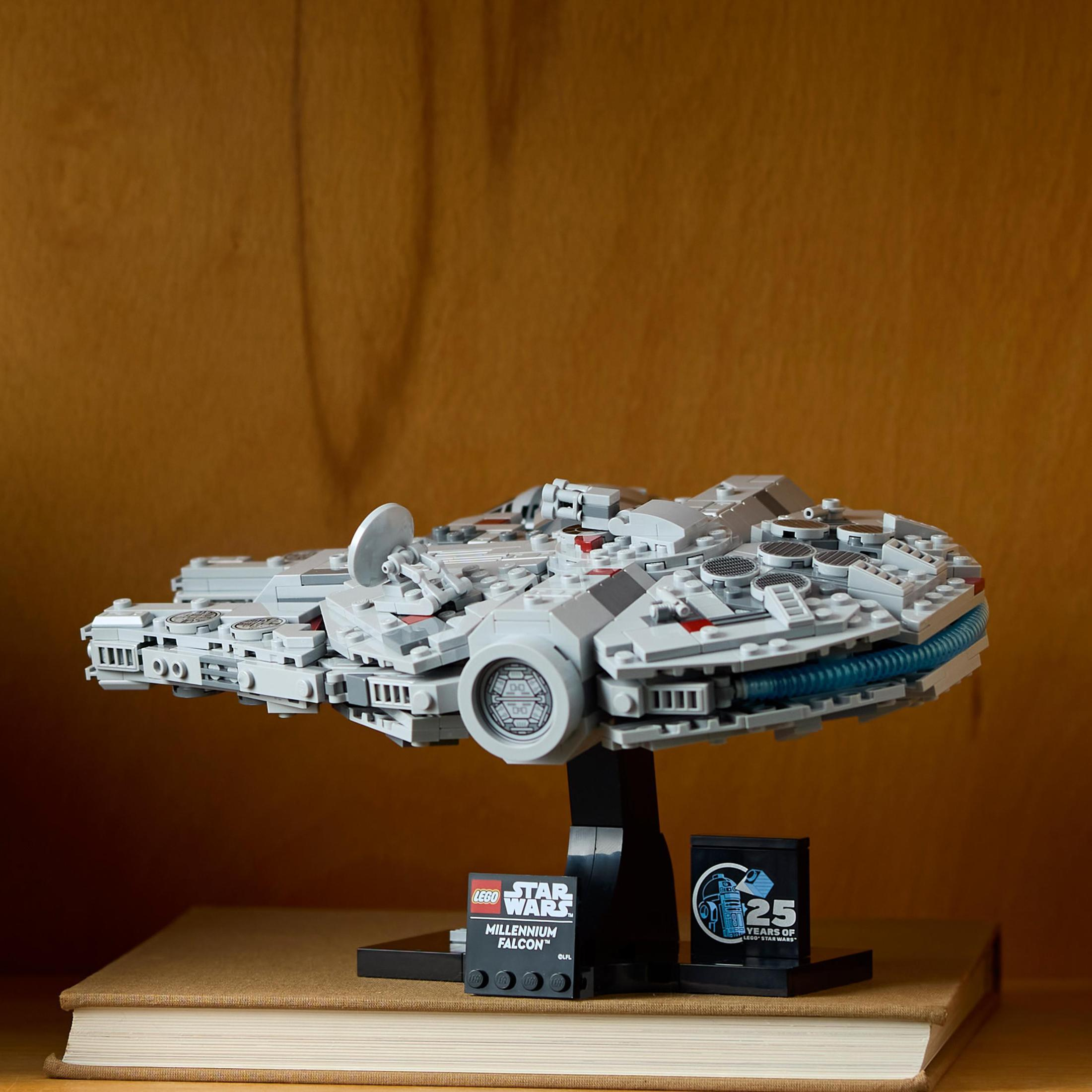 Zestaw Lego Star Wars Millennium Falcon na podstawce, z książką i ekspozycją.