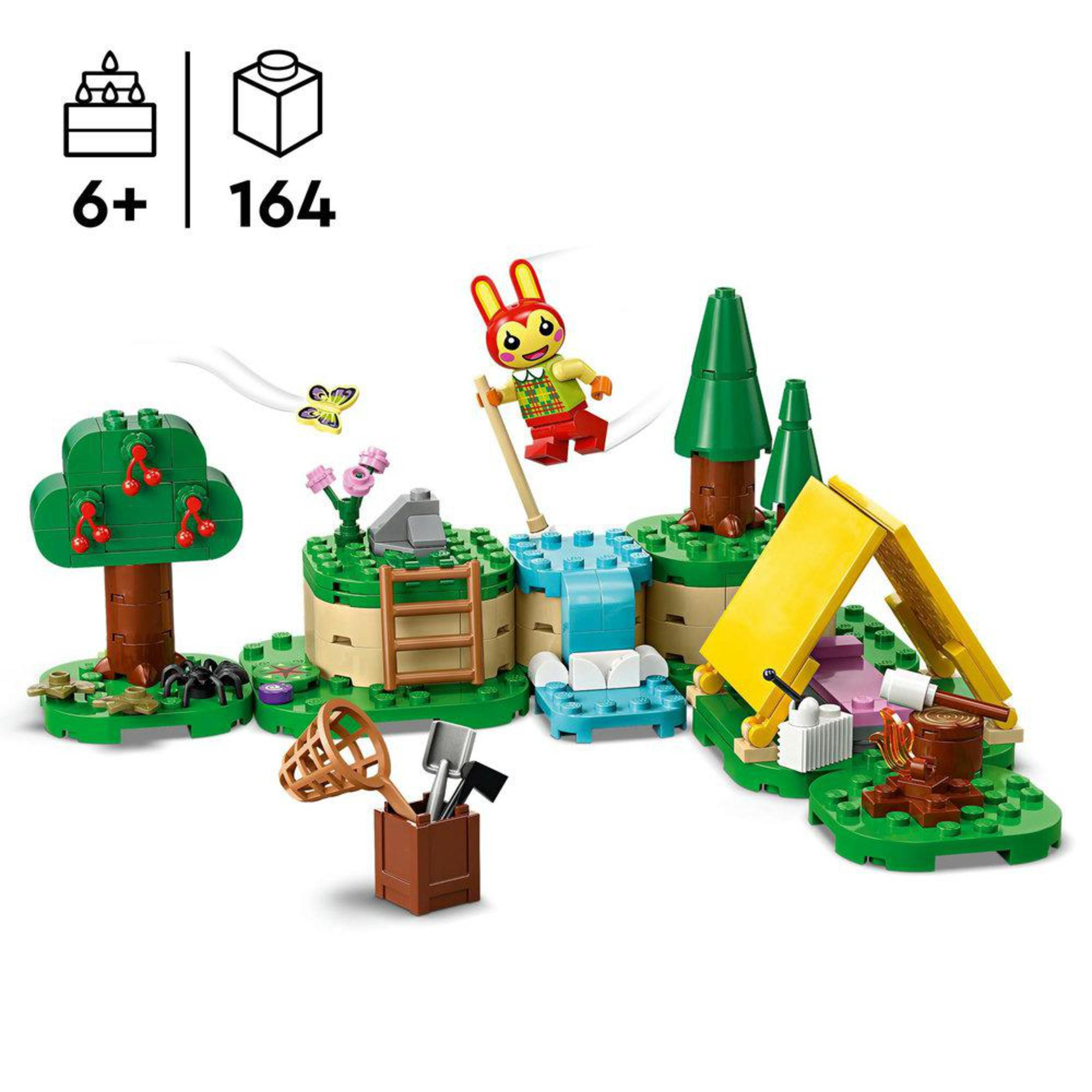 Ein Lego-Set mit einer Campingplatz-Szene, einschließlich eines Baumes, eines Zeltes und einer Hasenfigur.