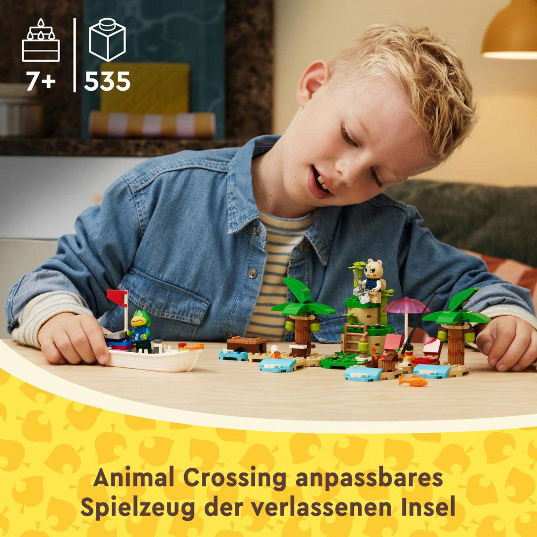 Küçük bir çocuk, palmiye ağaçları ve figürlerle LEGO Animal Crossing oyun seti inşa ediyor.