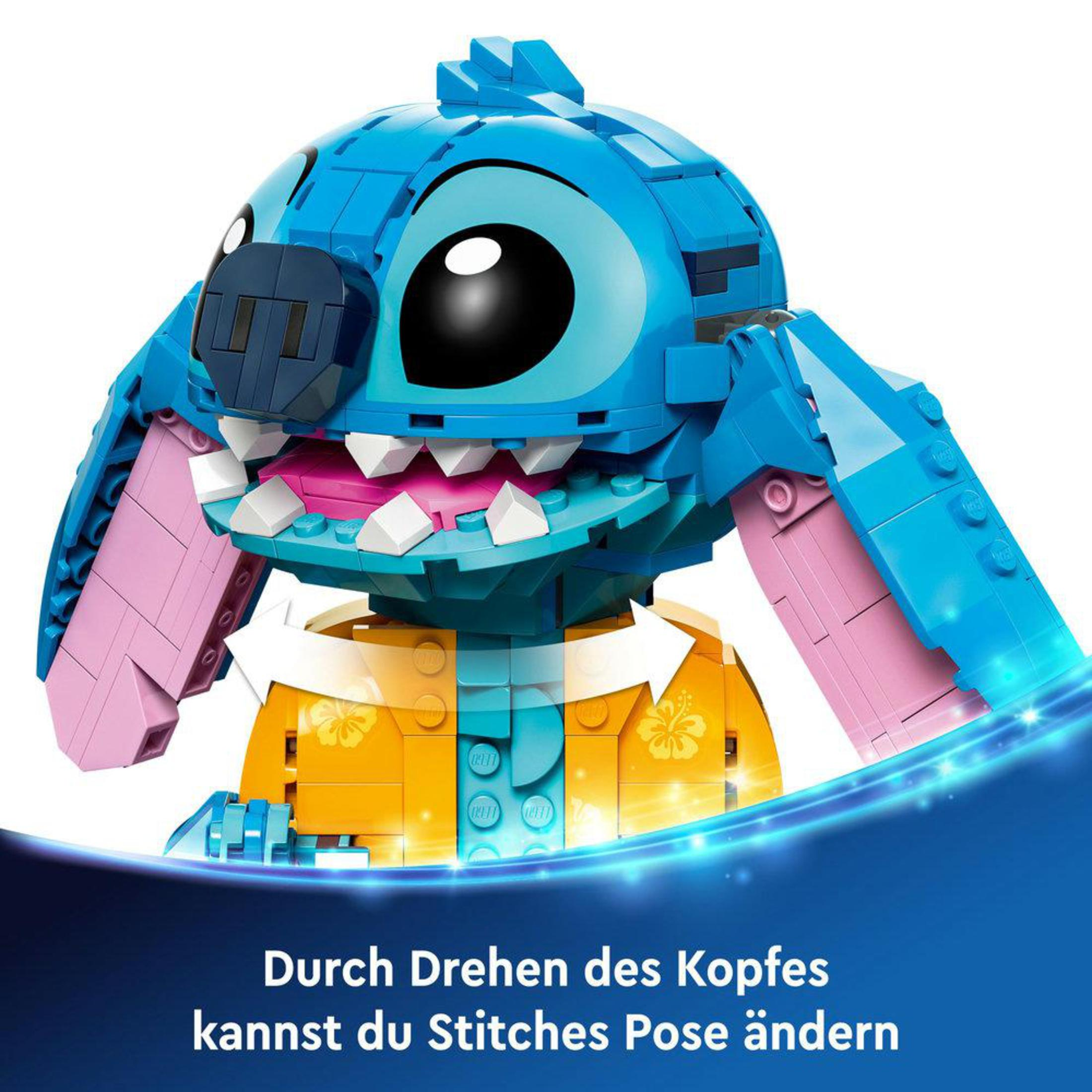 Figurka Lego Stitch, z niebieskim ciałem i różowymi uszami. Figurka jest w zabawnej pozie.