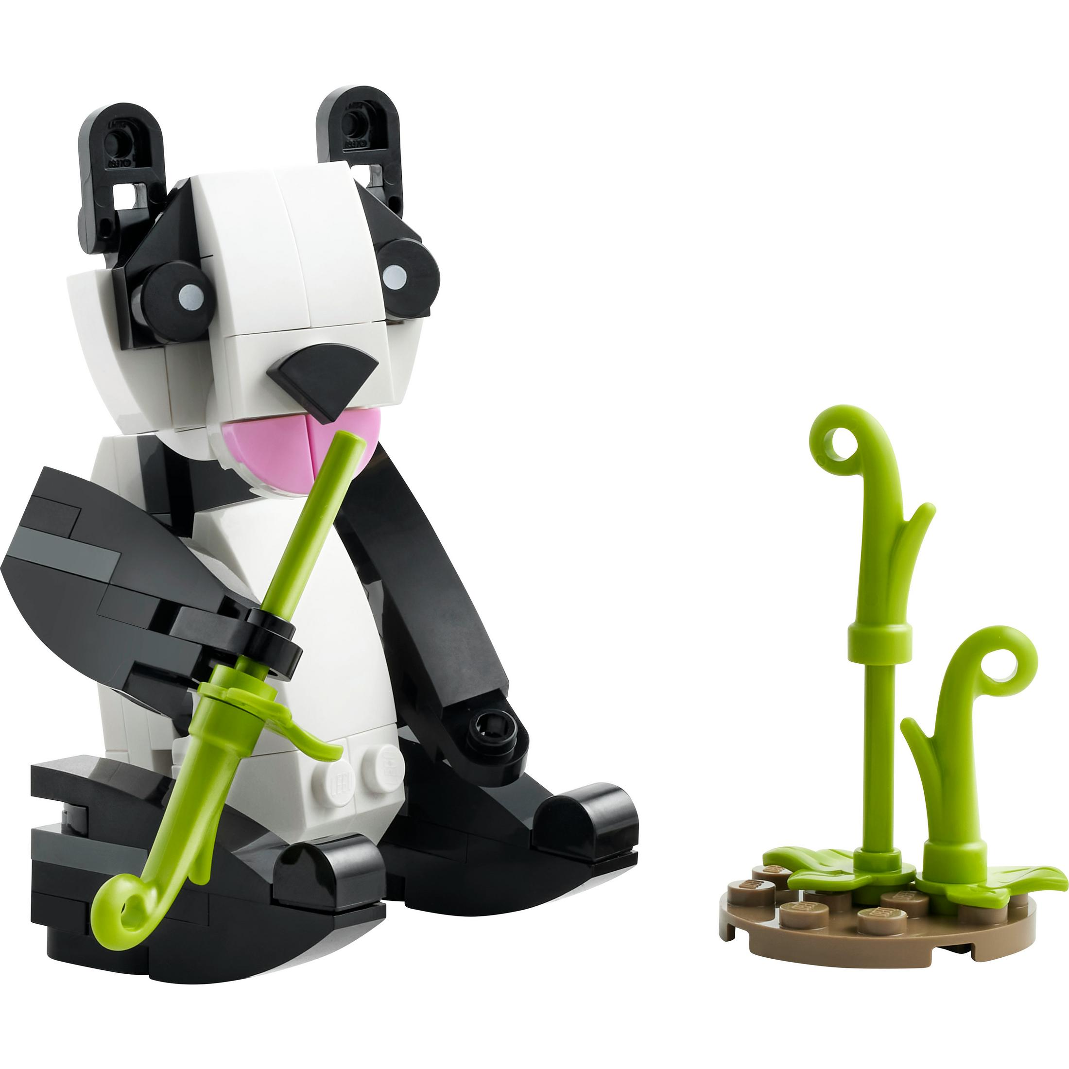 Lego-Pandafigur mit Bambus. Schwarz-weißer Panda sitzt und hält grünen Bambus.