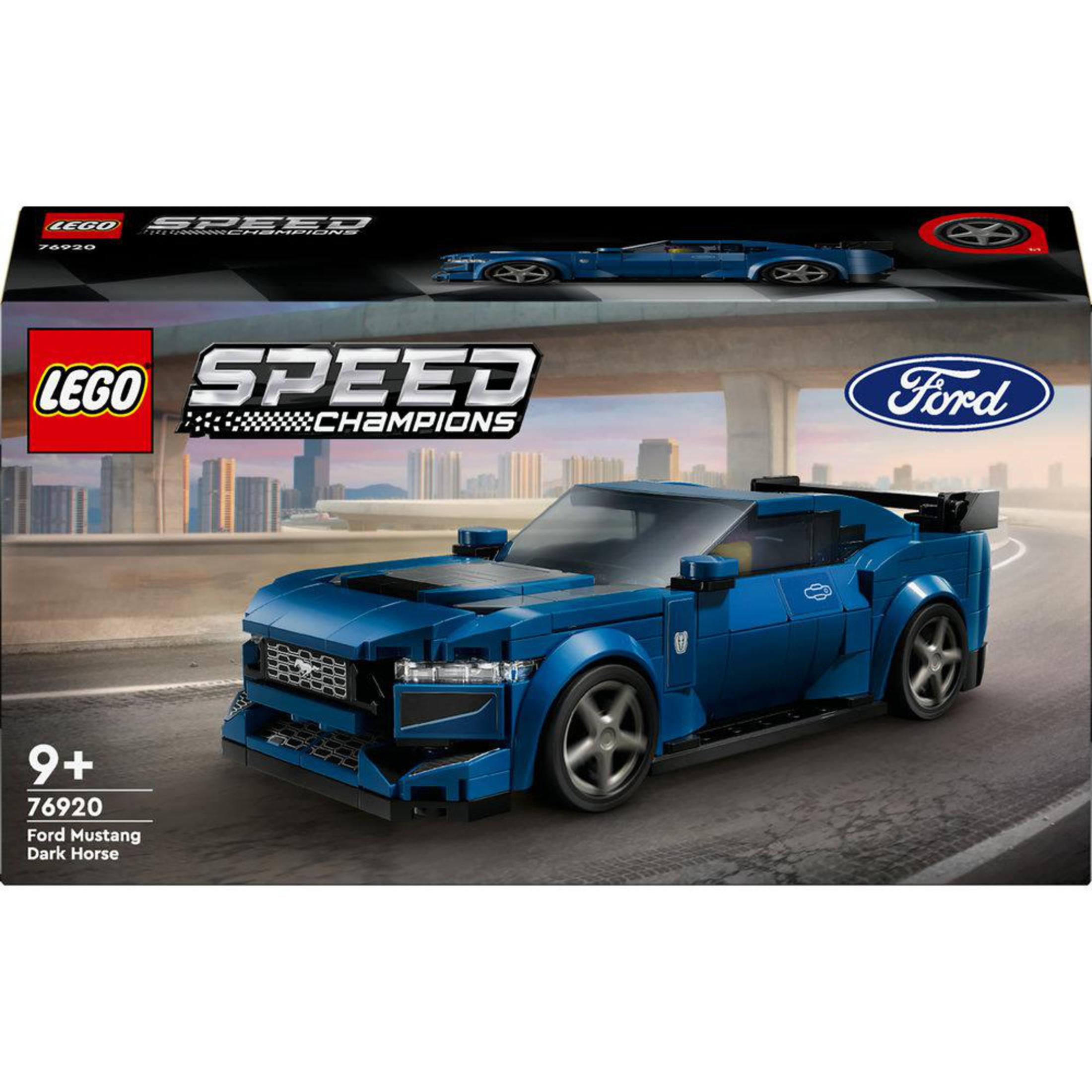 Niebieskie Lego Ford Mustang. W pudełku z logo Ford. Tło krajobrazu miejskiego.