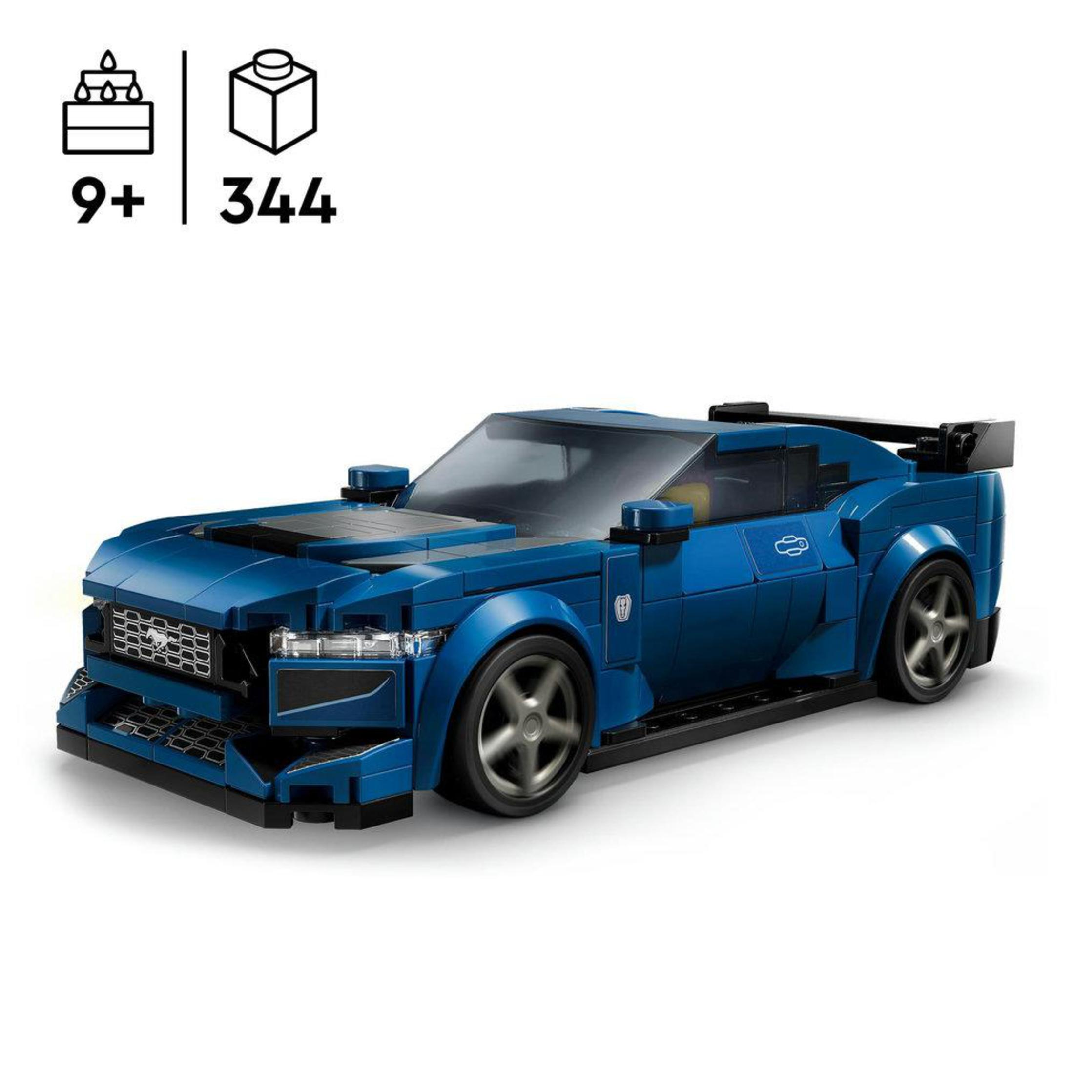 Niebieski samochód Lego Mustang z czarnym spojlerem. Zestaw zawiera 344 elementy i jest dla dzieci w wieku 9+.