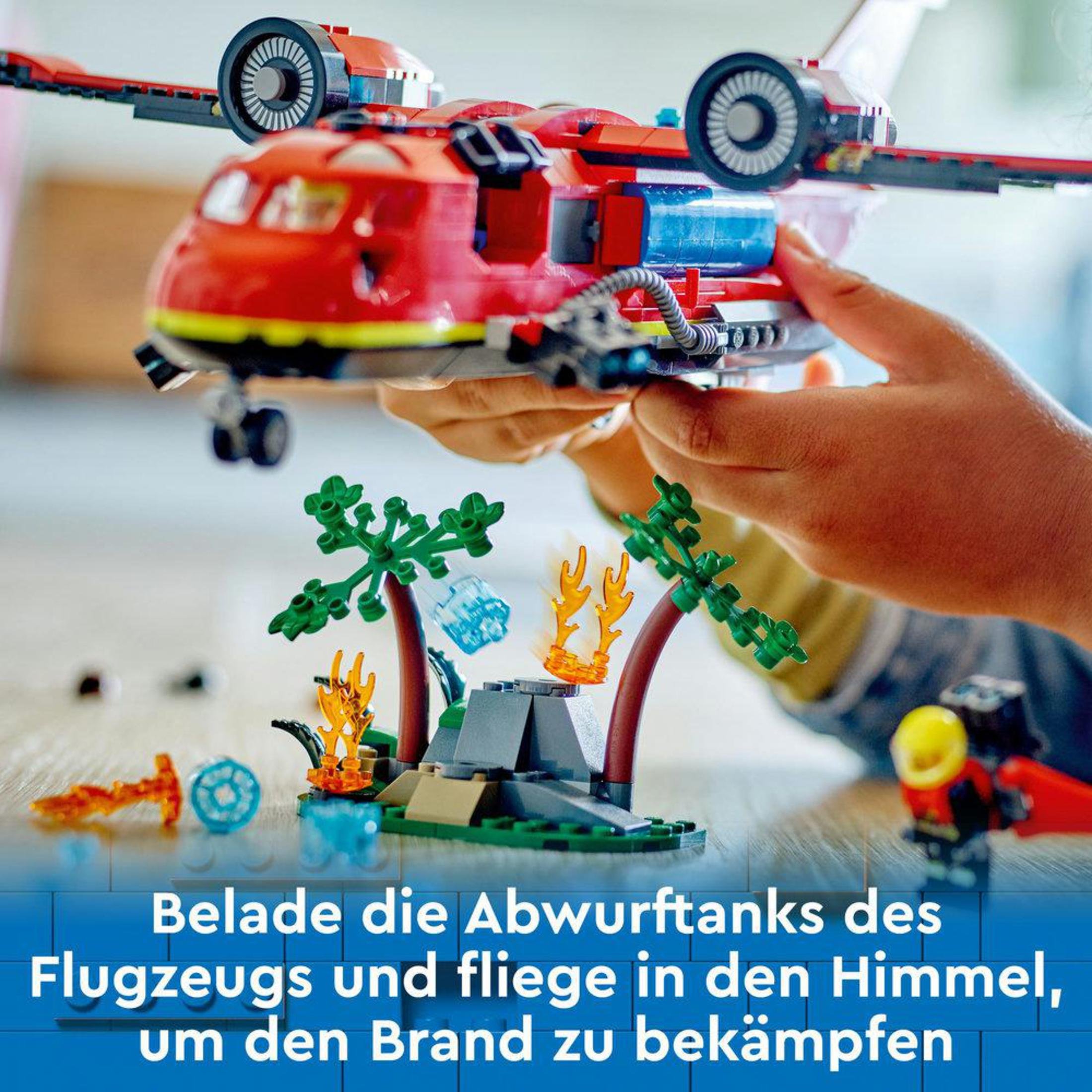 Un set de Lego de avión con un avión rojo, una escena de fuego y la mano de un niño.