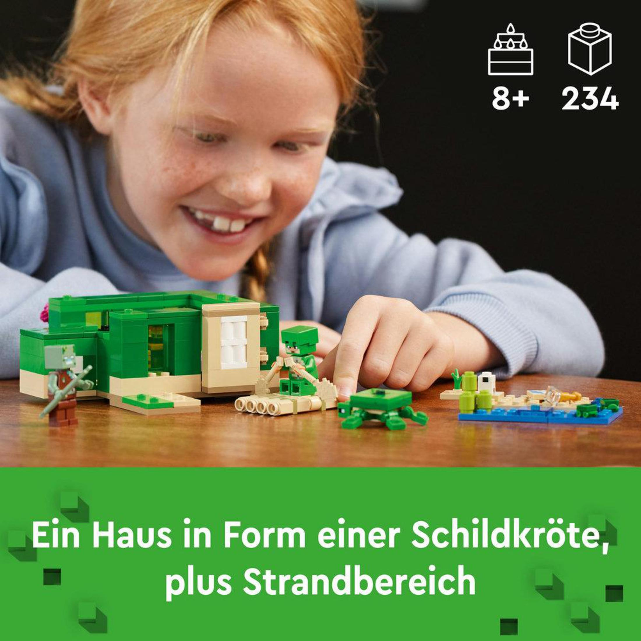 Een kind speelt met een Lego set van een schildpaddenhuis met een strand. Groene en beige kleuren.