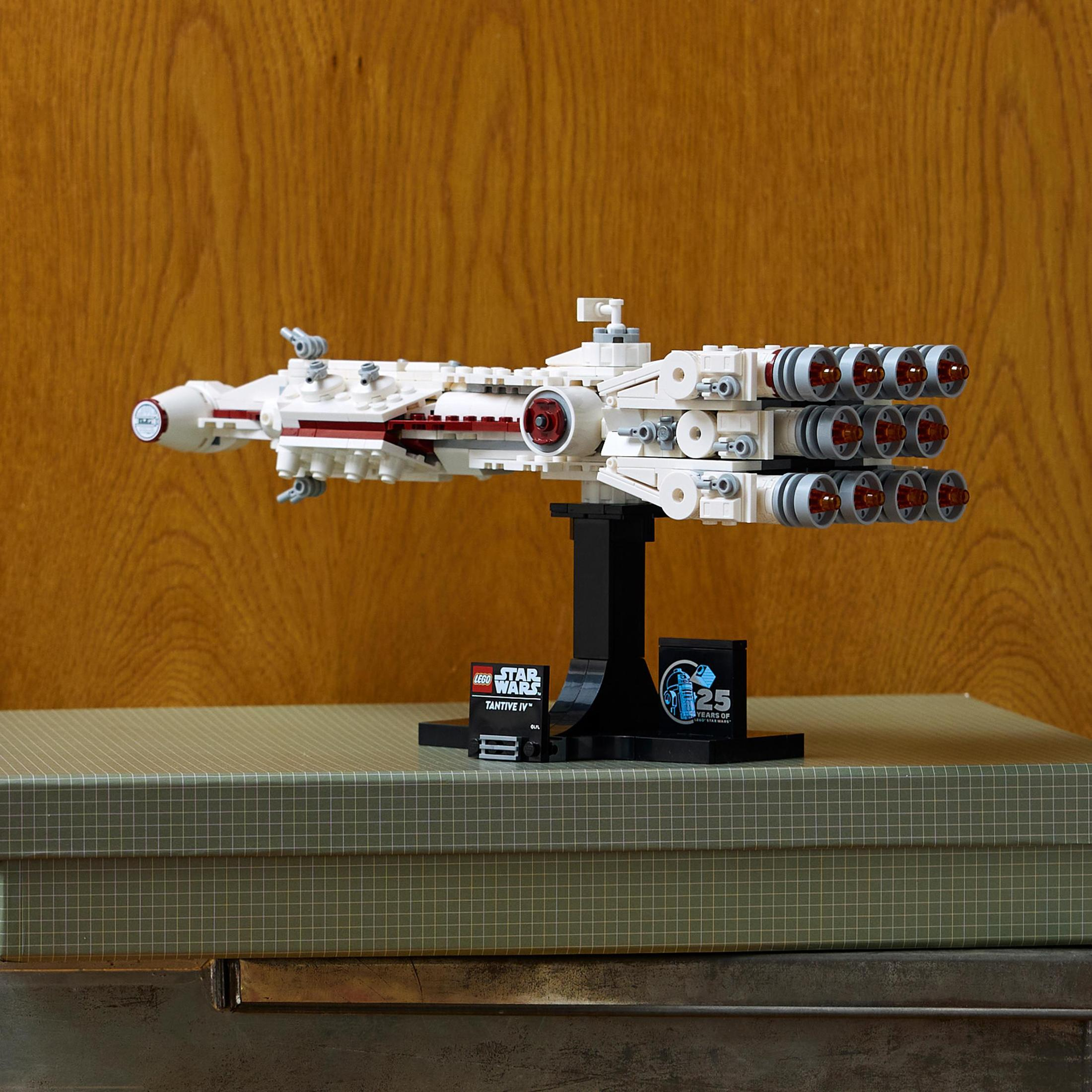 Model LEGO Star Wars Tantive IV na wystawie, z tabliczką i stojakiem.