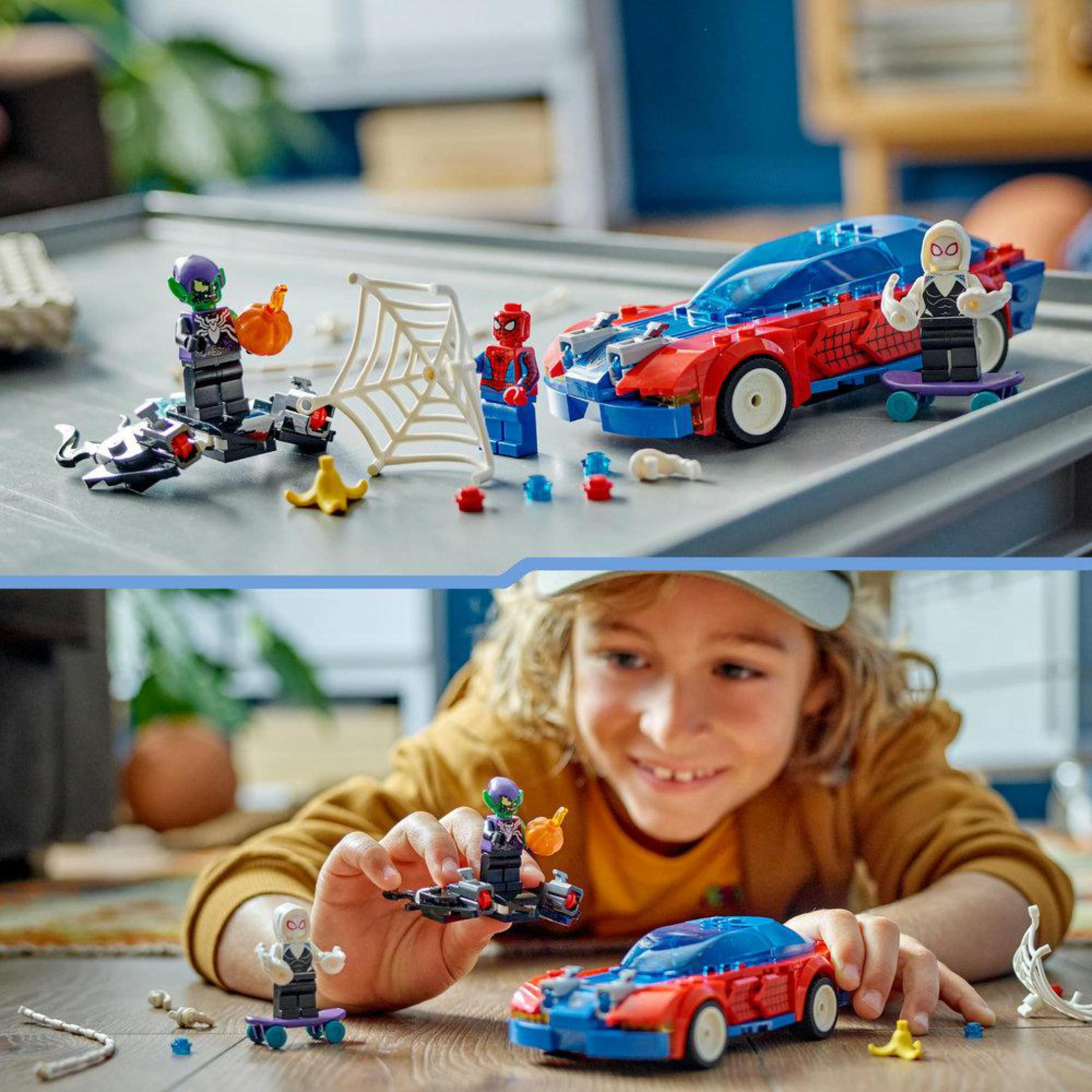 Lego Spiderman-Set mit Auto und Figuren. Ein Junge spielt mit dem Set.