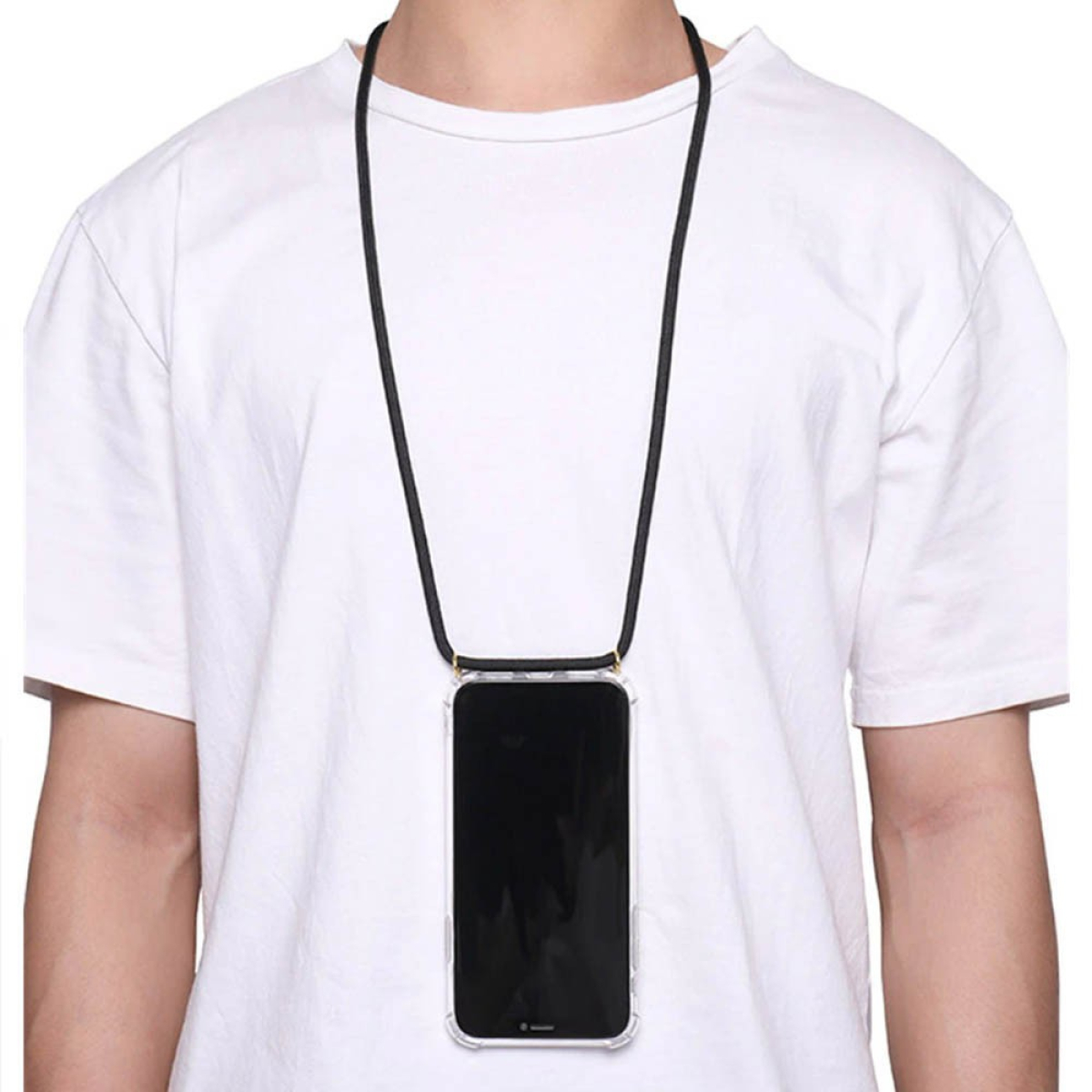 Person trägt weißes T-Shirt, um den Hals hängt ein Telefon an schwarzem Band.
