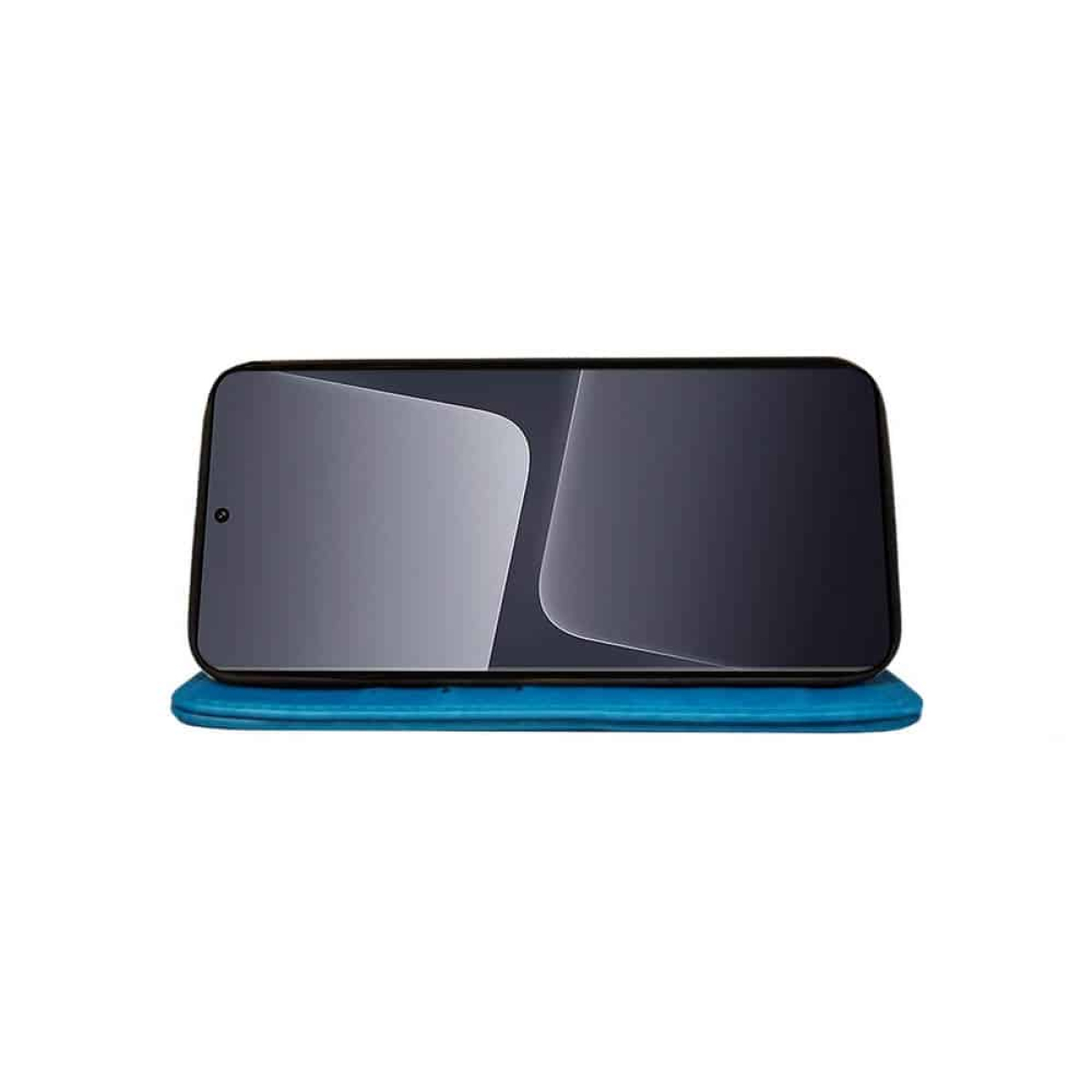 Ein Telefon mit schwarzem Bildschirm liegt auf einem blauen Ladepad, aus der Vogelperspektive betrachtet.