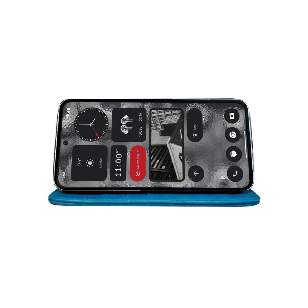 Ein Smartphone zeigt einen Startbildschirm mit Widgets auf einem blauen Gehäuse.