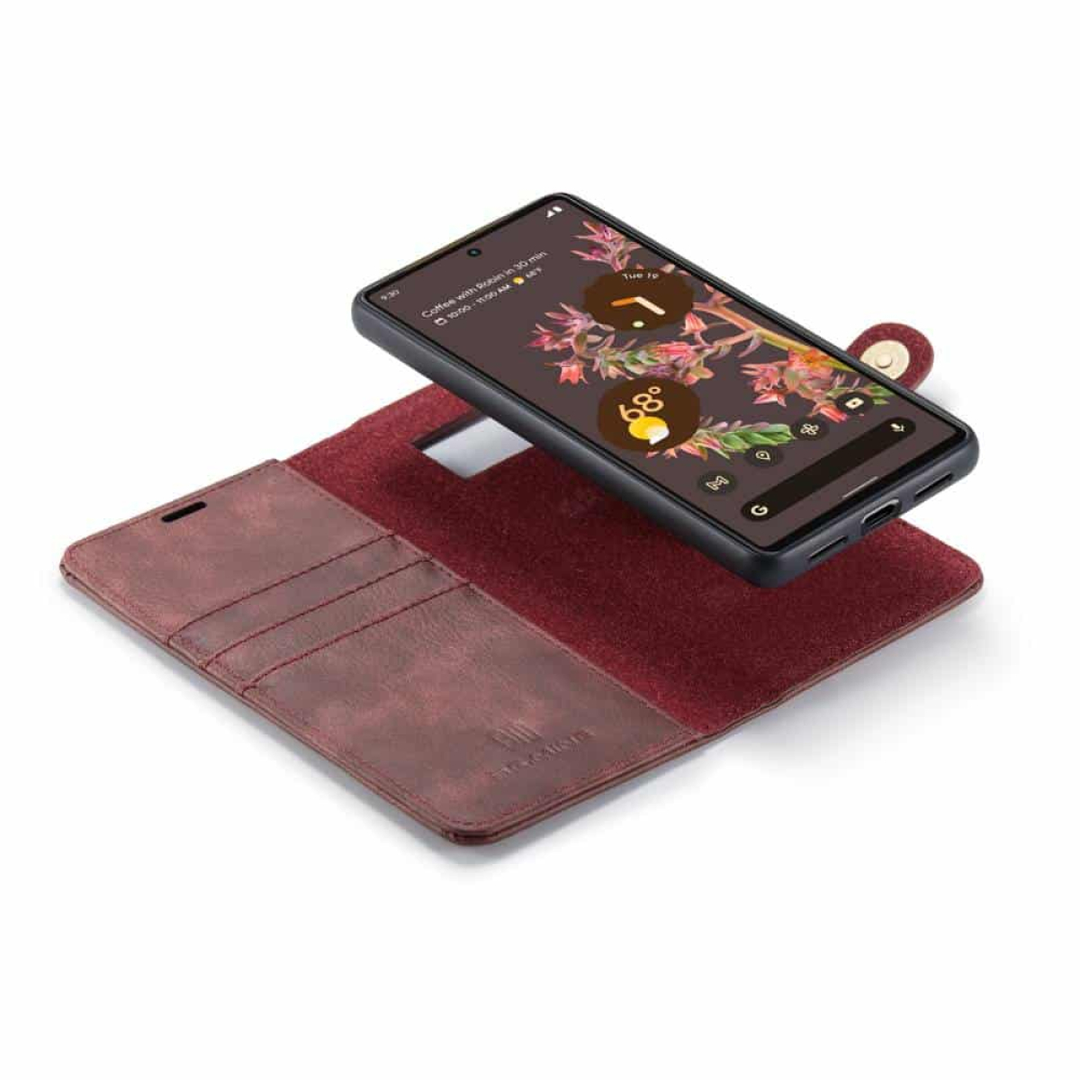 Telefon in offenem, kastanienbraunen Etui, zeigt Bildschirm mit App, auf weißer Oberfläche.