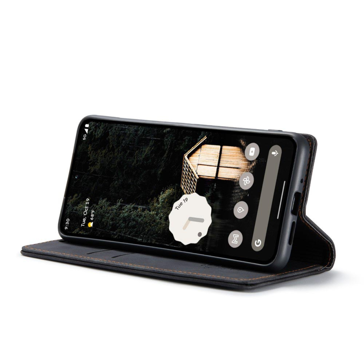 Schwarzes Telefon in einer Hülle, geöffnet. Der Bildschirm zeigt eine Naturszene und die Uhrzeit. Die Hülle ist offen.