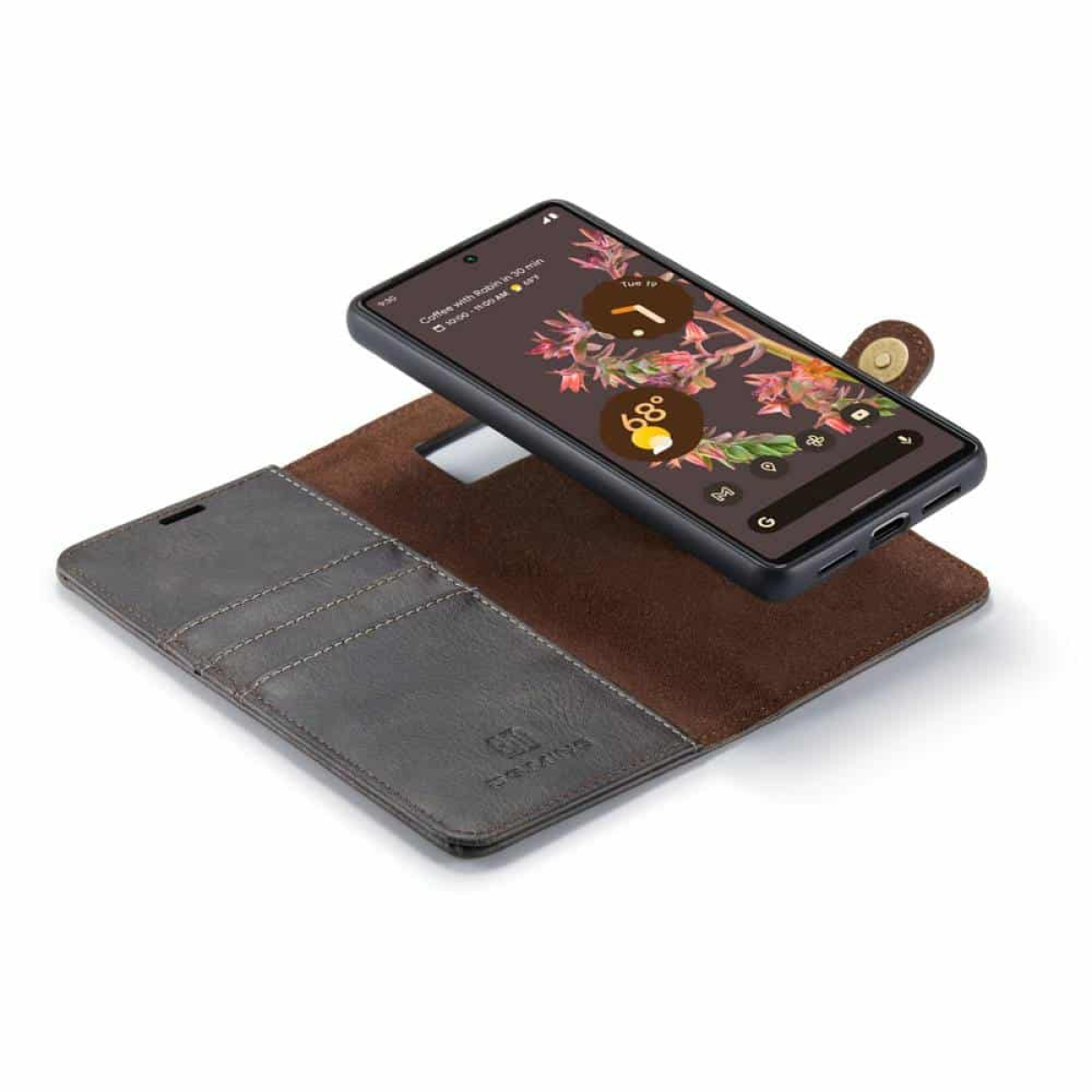 Ein Telefon in einer braunen Hülle, mit geöffneter Lederhülle, auf weißer Oberfläche.