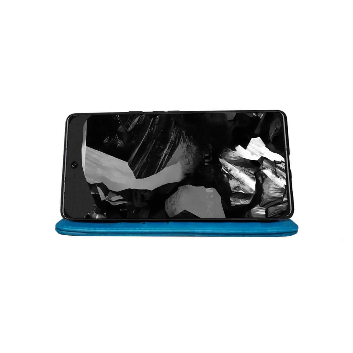 Smartphone auf blauem Ständer, schwarzer Bildschirm nach oben. Weißer Hintergrund.