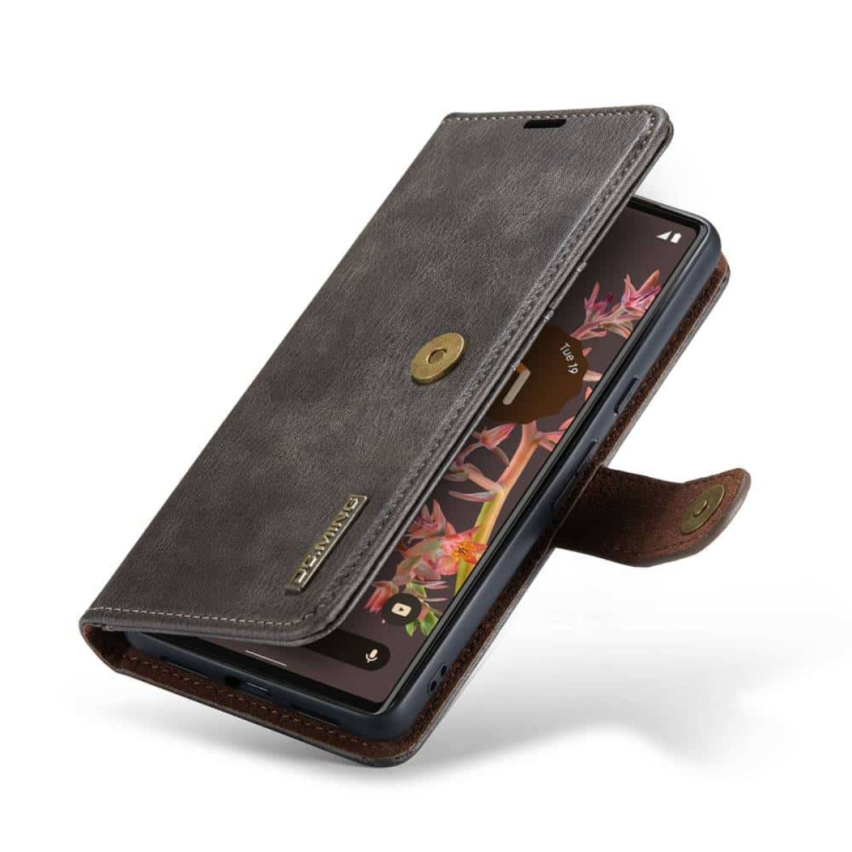 Braune Leder-Handyhülle mit Handy, offen, mit goldenem Verschluss und Knopf.