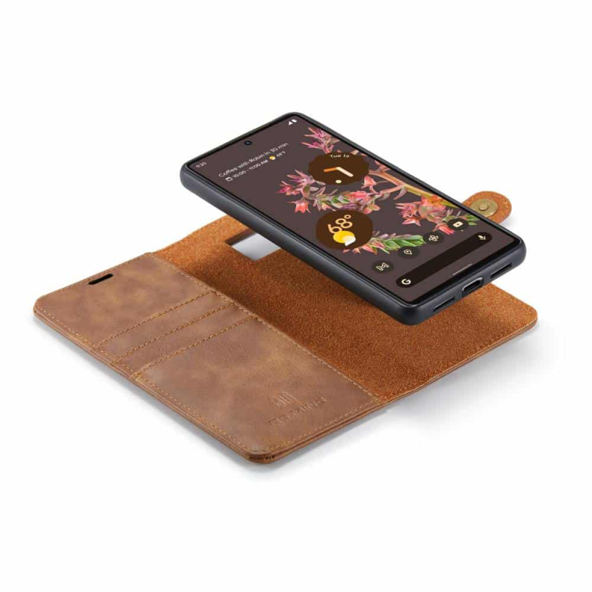 Ein Telefon in einer braunen Hülle, geöffnet, um Kartenfächer freizugeben. Der Bildschirm zeigt Startbildschirm.
